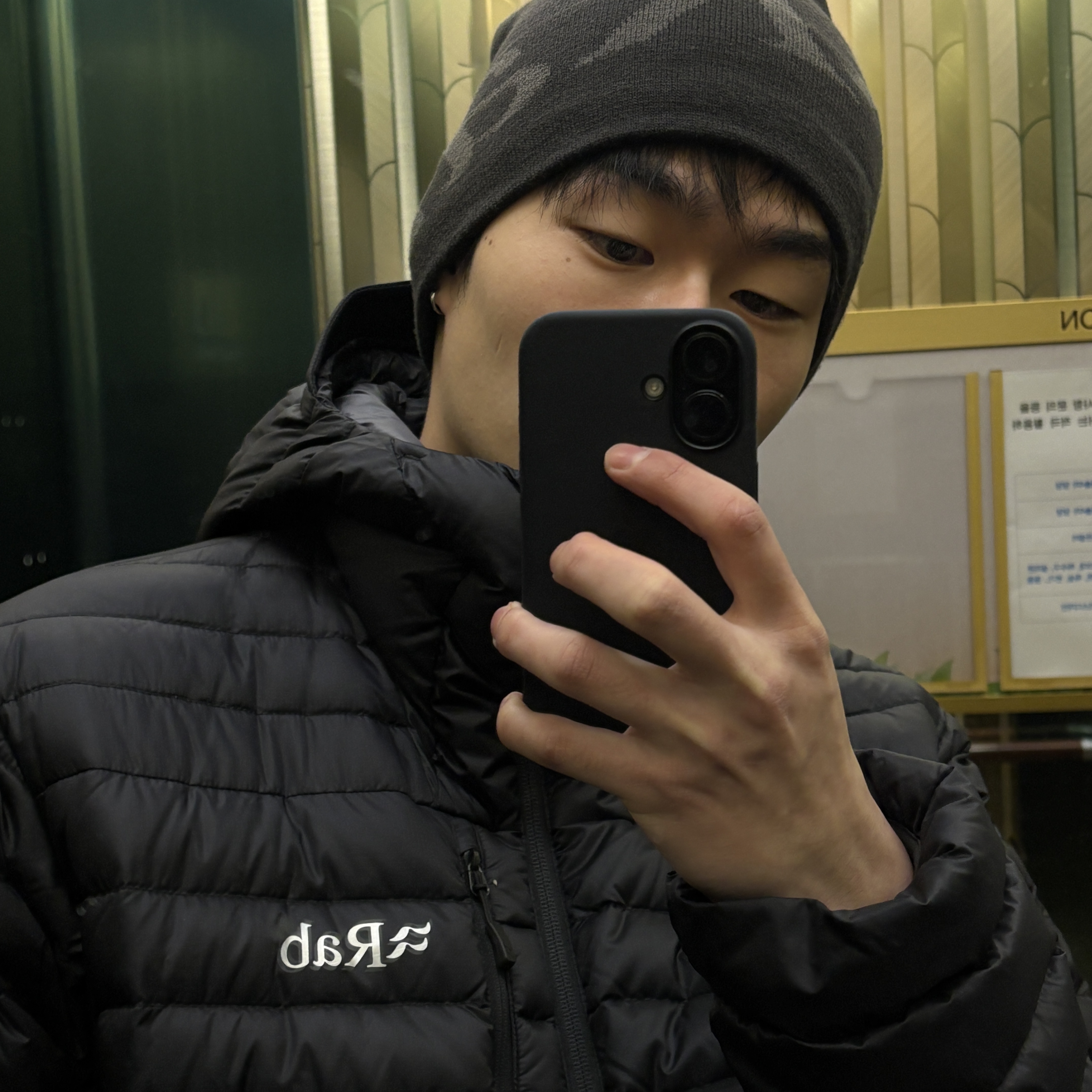 Rab Microlight Alpine Jacket Black 착용 스타일 - 1