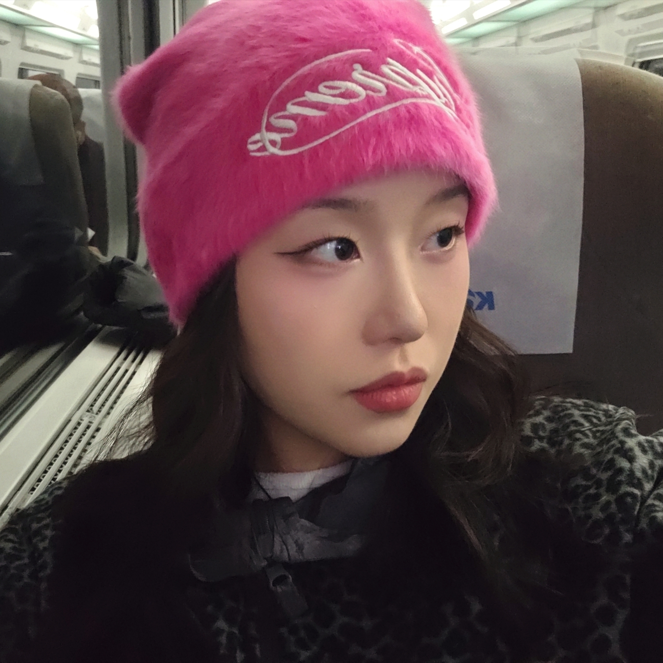 Supreme x Kangol Furgora Script Beanie Magenta - 25FW, (W) UGG Pumped Slipper Chestnut 착용 스타일 - 1