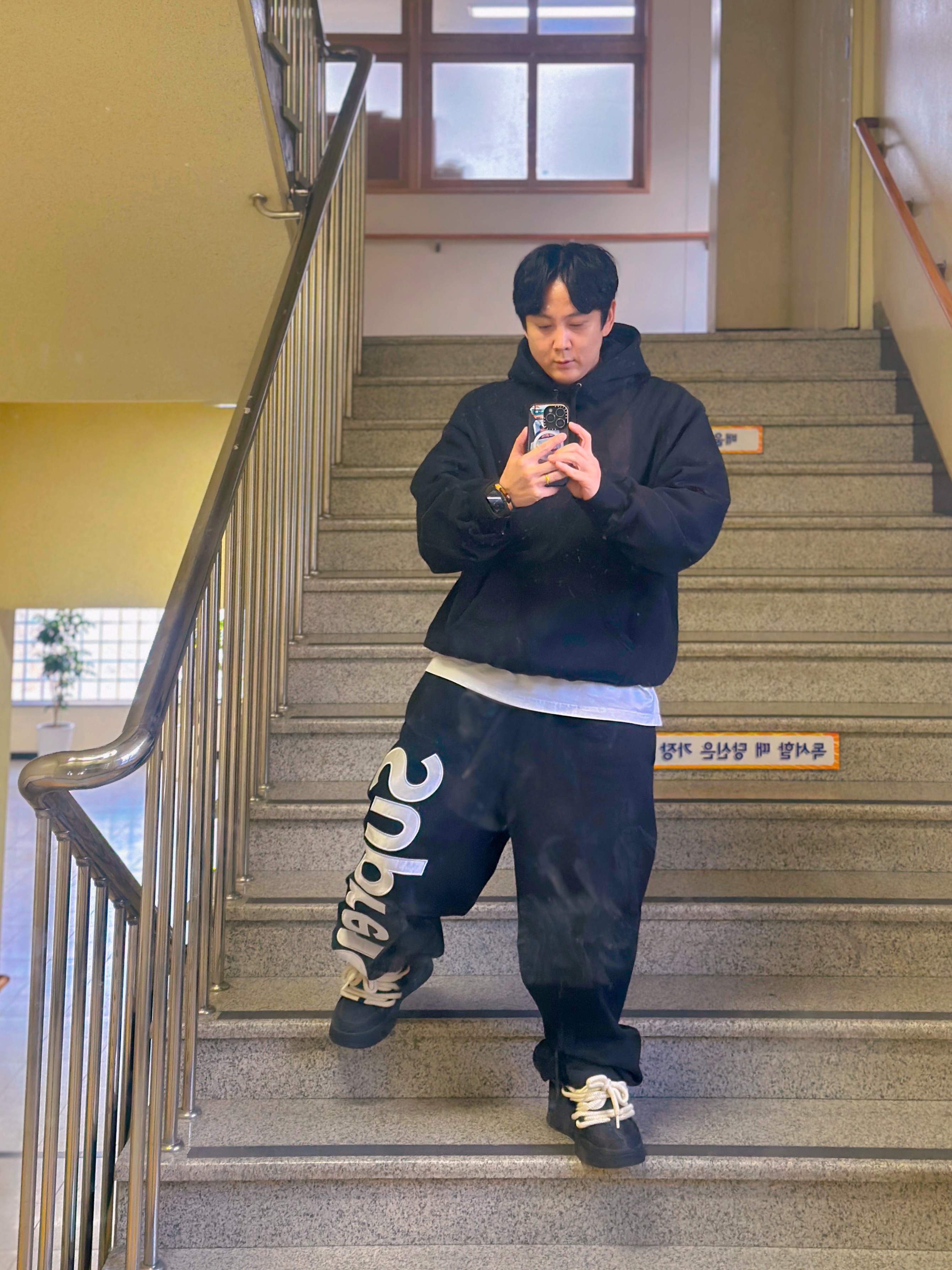 Supreme Satin Applique Sweatpants Black - 24FW, Supreme Satin Applique Hooded Sweatshirt Black - 24FW 착용 스타일 - 2