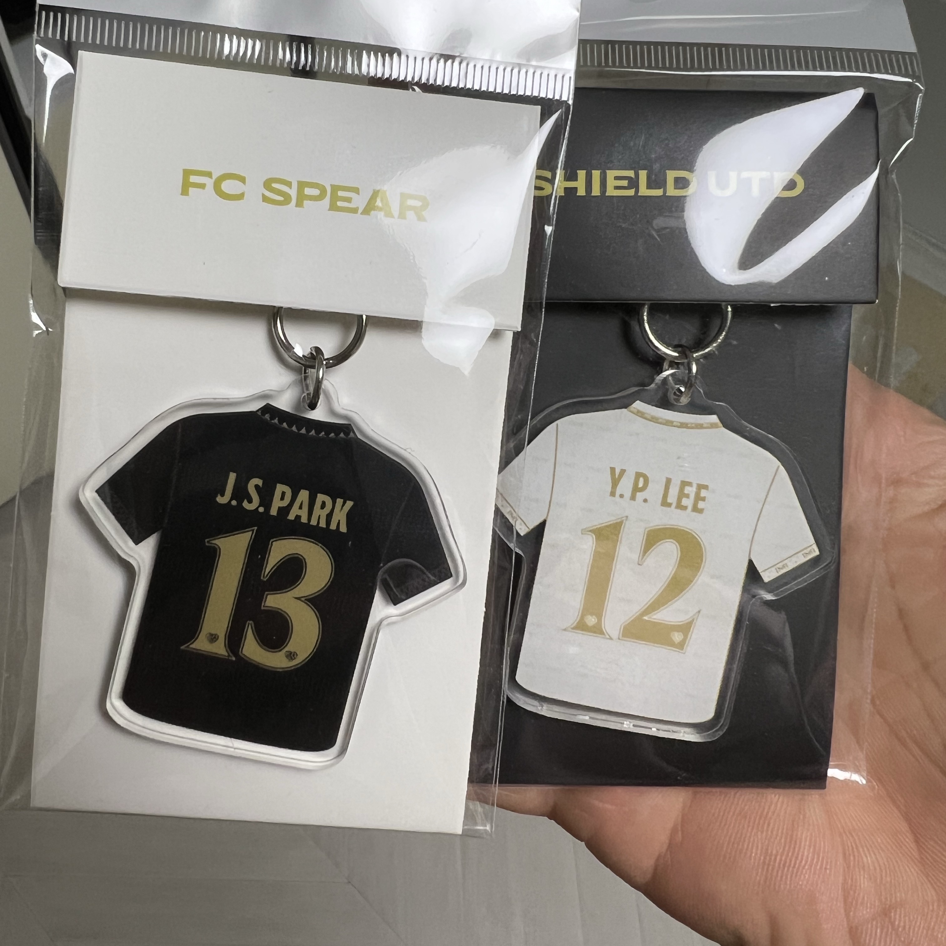 [PRE-ORDER] FC SPEAR Acrylic Uniform Keyring Black 착용 스타일