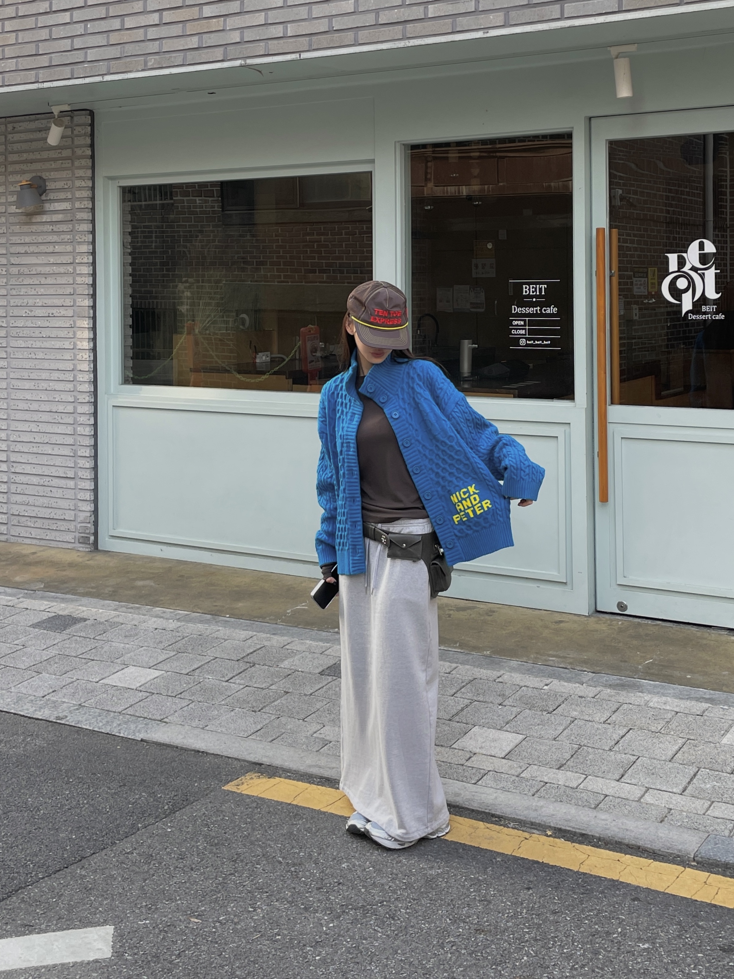 Alex Zono Ten Toe Express Trucker Hat Brown, Asics Gel-Kayano 14 Dolphin Grey Pure Silver 착용 스타일 - 4