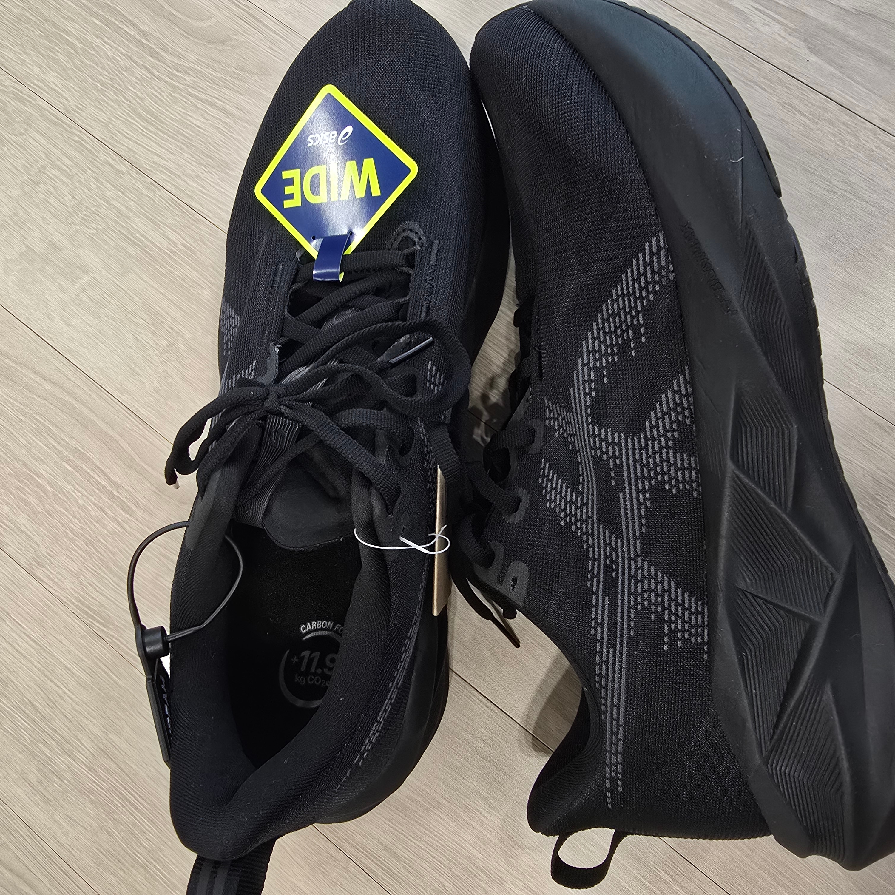 Asics Novablast 5 Black Carrier Grey - 2E Wide 착용 스타일 - 3