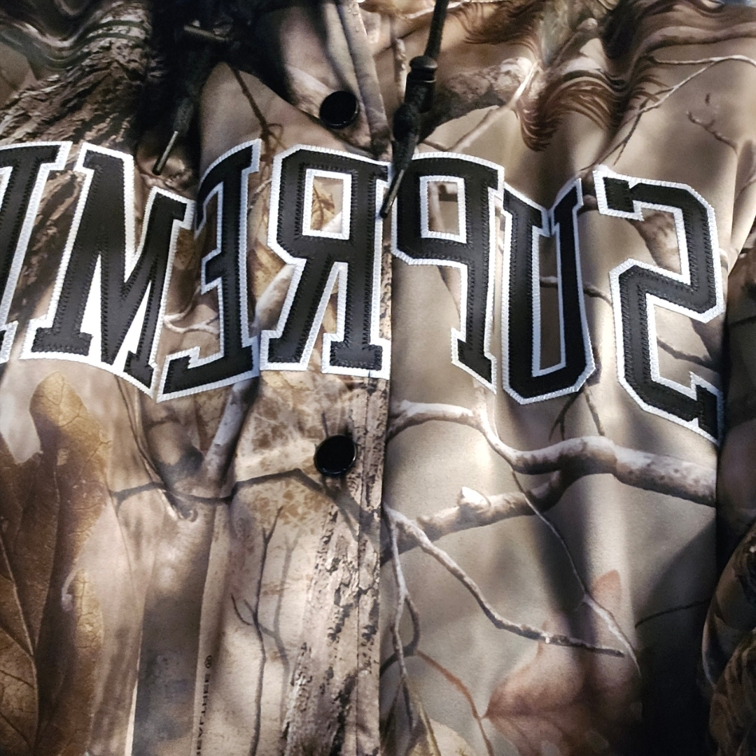 Supreme Mitchell & Ness Lined Hooded Satin Varsity Jacket Realtree AP Camo - 25FW 착용 스타일