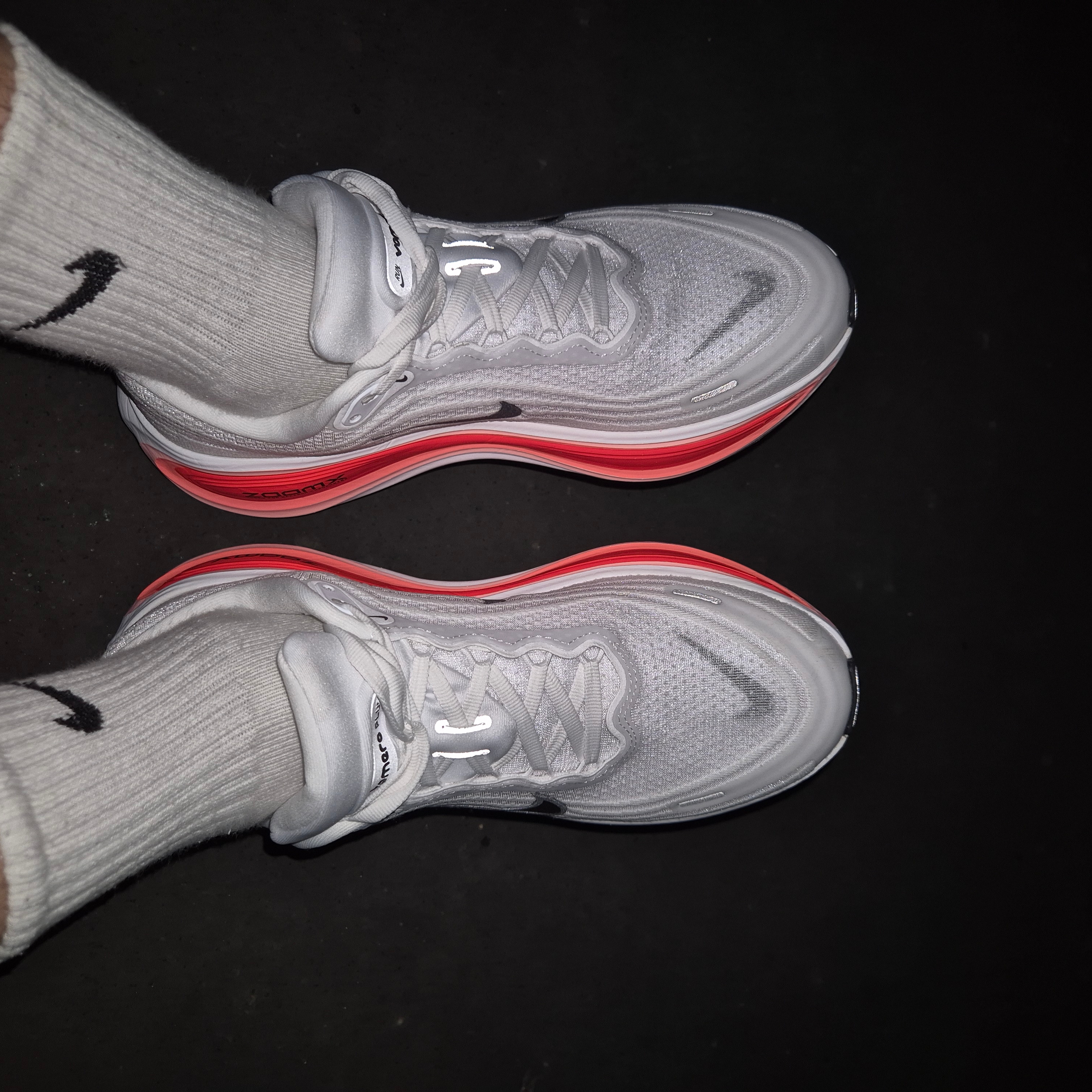 Nike Zoom Vomero Plus White Bright Crimson 착용 스타일