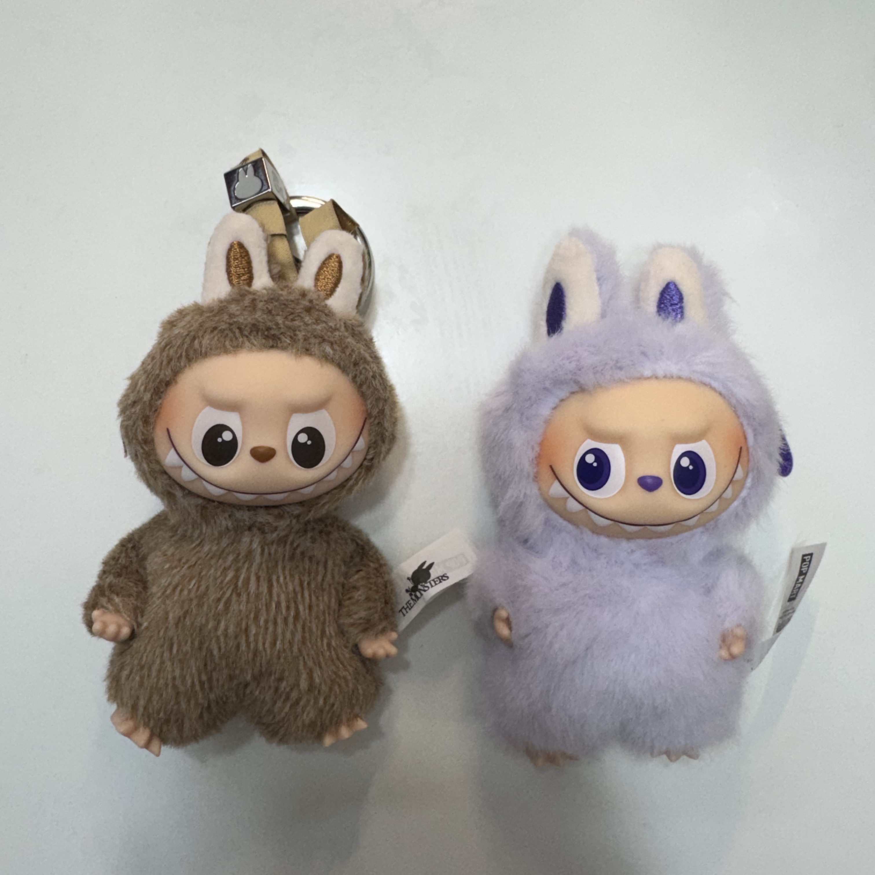 Pop Mart Labubu The Monsters Pin For Love Series Vinyl Plush Pendant Sealed Case (N-Z) (1 Blind Box) 착용 스타일
