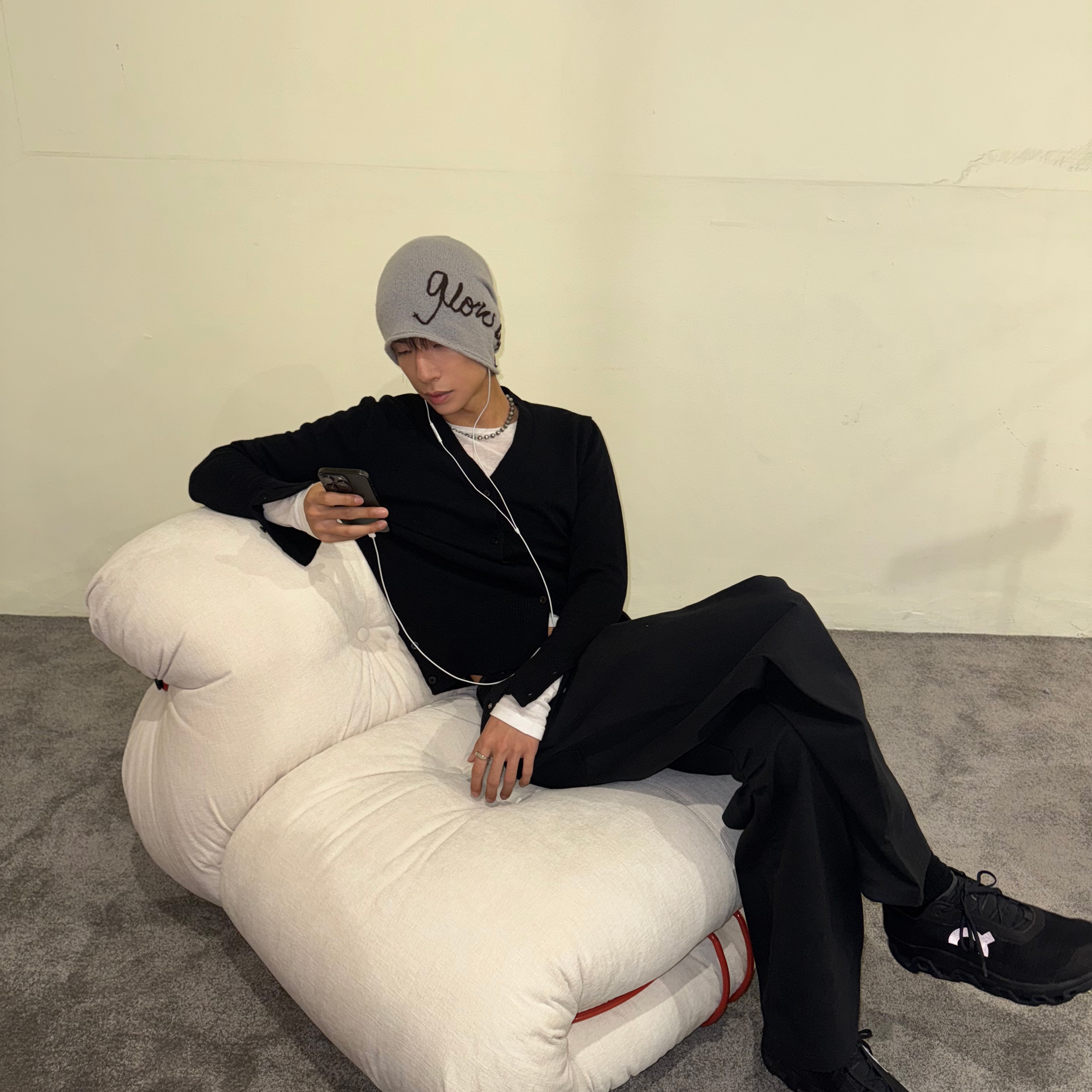 Blue Sunflower Curved Heritage Cinch Back Pants Black, Blue Sunflower Mohair Glow Up Beanie Grey 착용 스타일 - 1