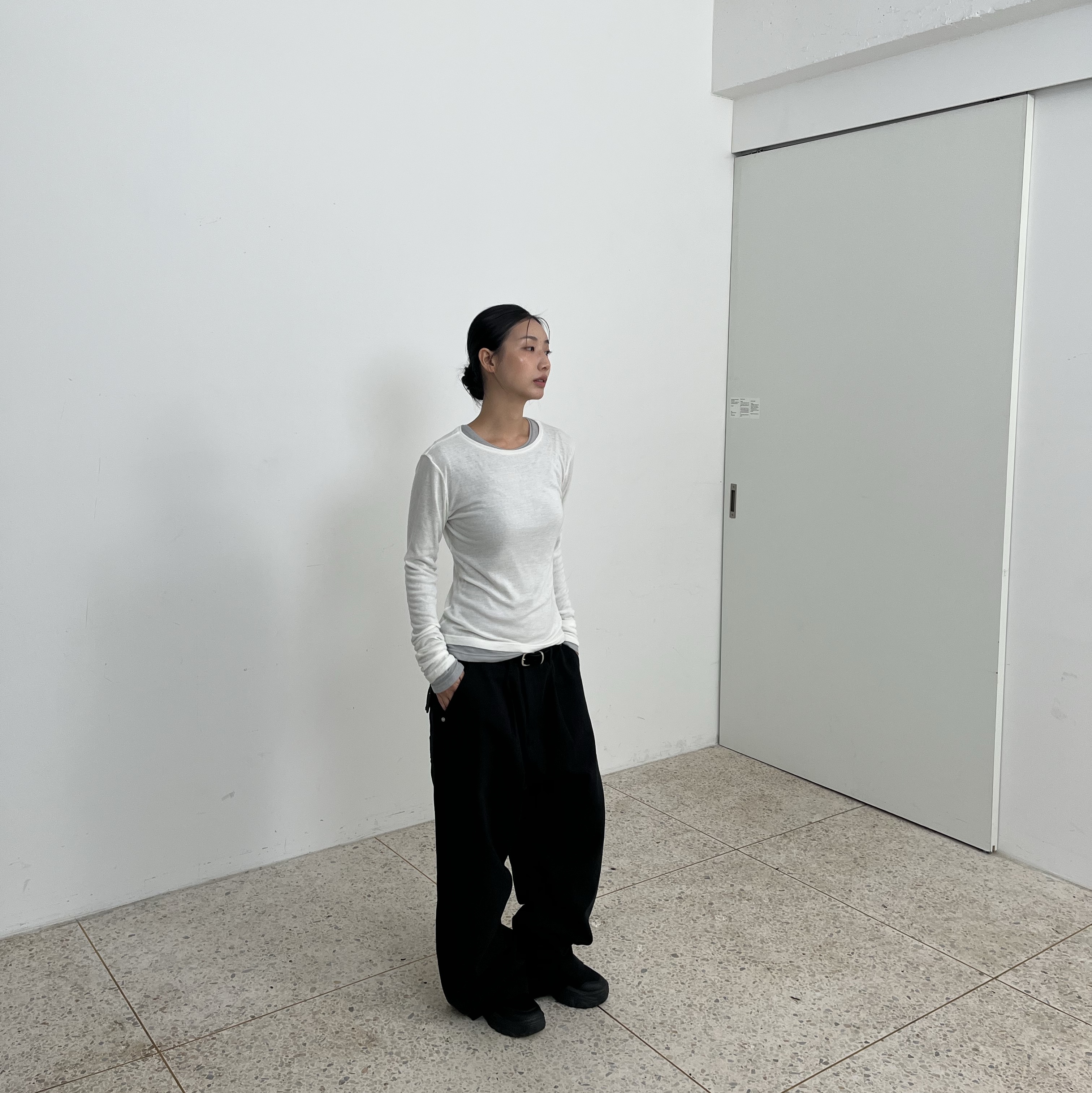 Blue Sunflower Curved Heritage Cinch Back Pants Black, Blue Sunflower Layered Long Sleeve T-Shirt Ivory 착용 스타일 - 3