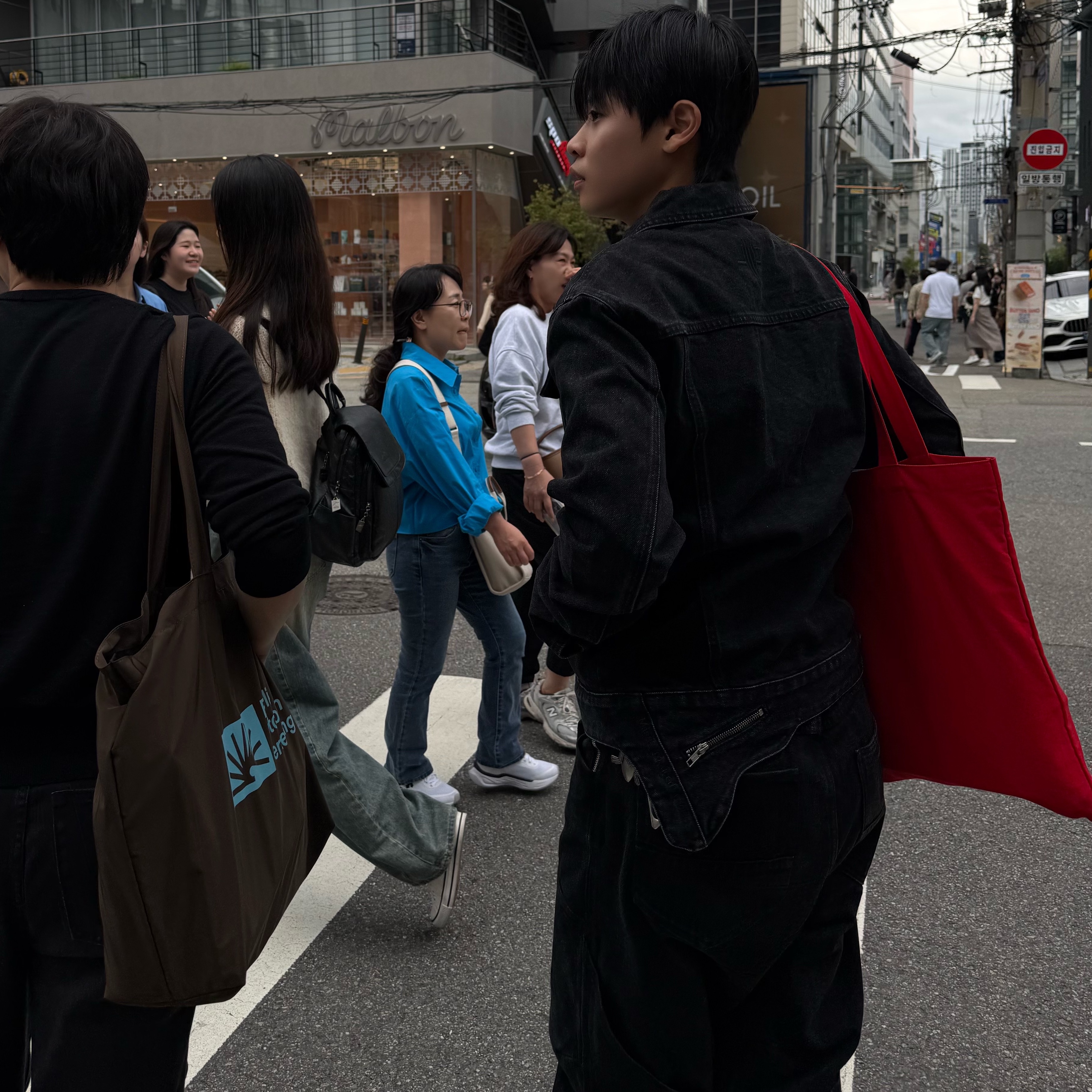 Berlin Photobook Distribution 002 Bag Red 착용 스타일