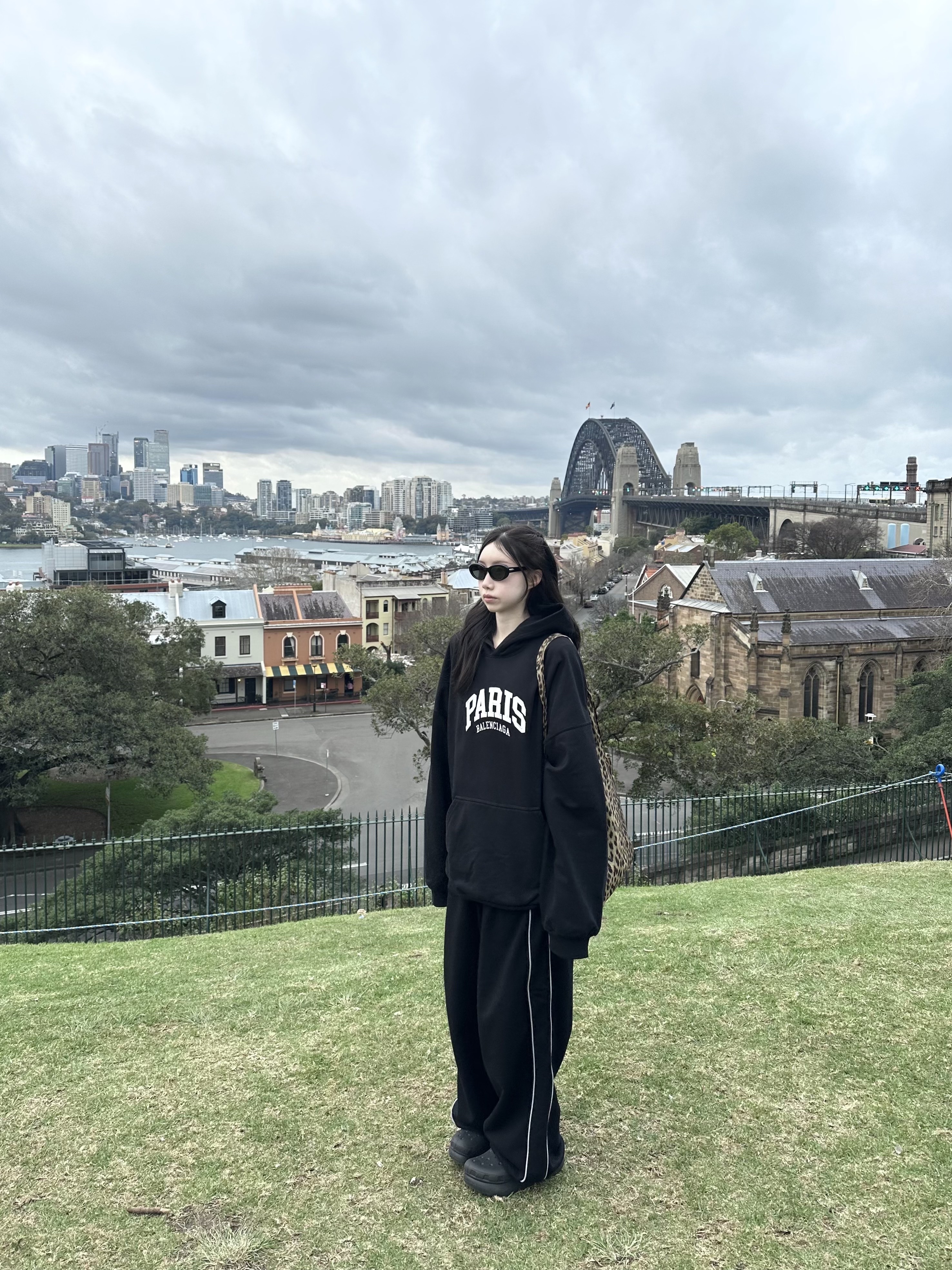 Balenciaga Cities Paris Hoodie Wide Fit Black, Balenciaga 3B Sports Icon Track Pants Black 착용 스타일 - 6