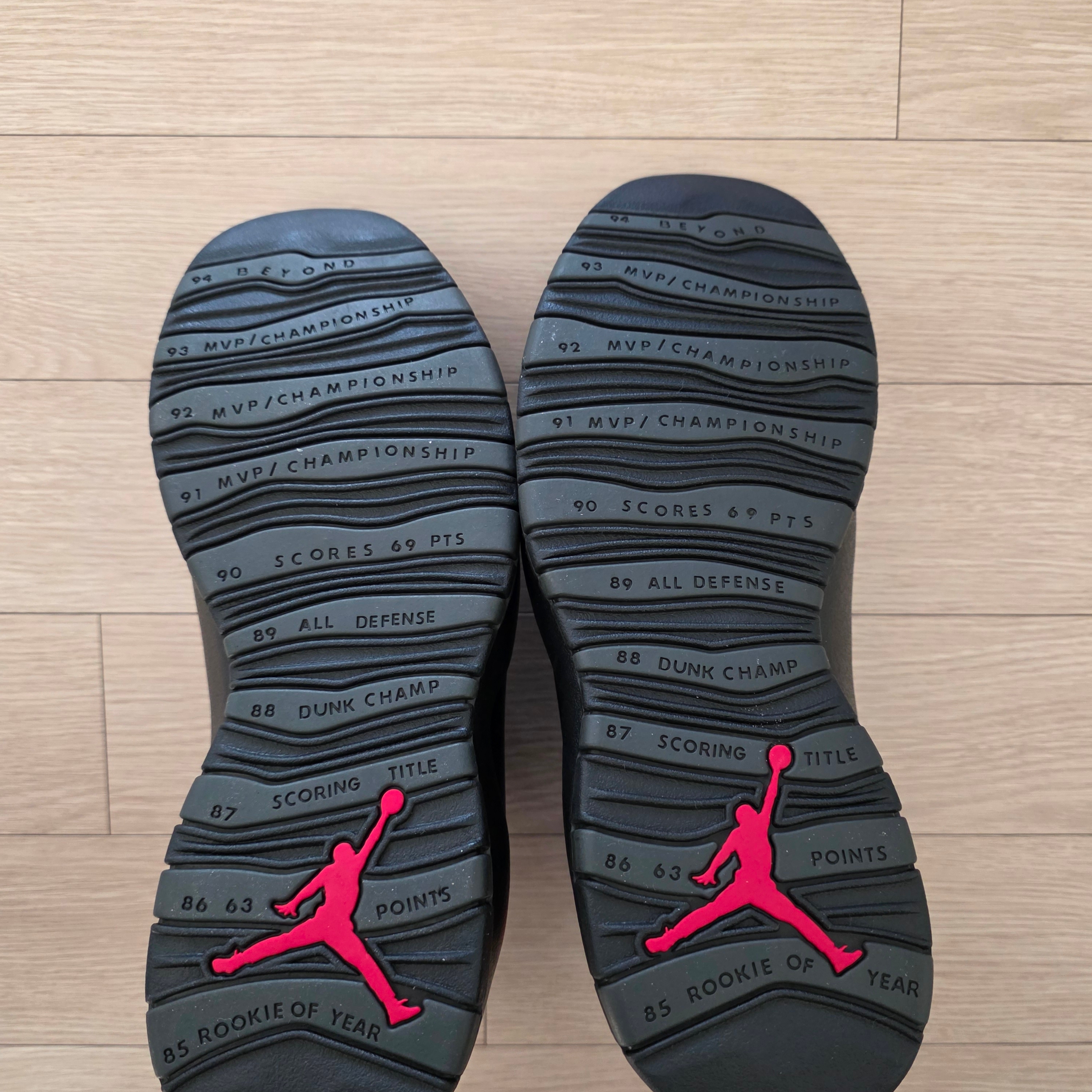 Jordan 10 Retro Shadow Charred Grey and Black, Jordan 10 Retro Light Steel Grey 착용 스타일 - 4