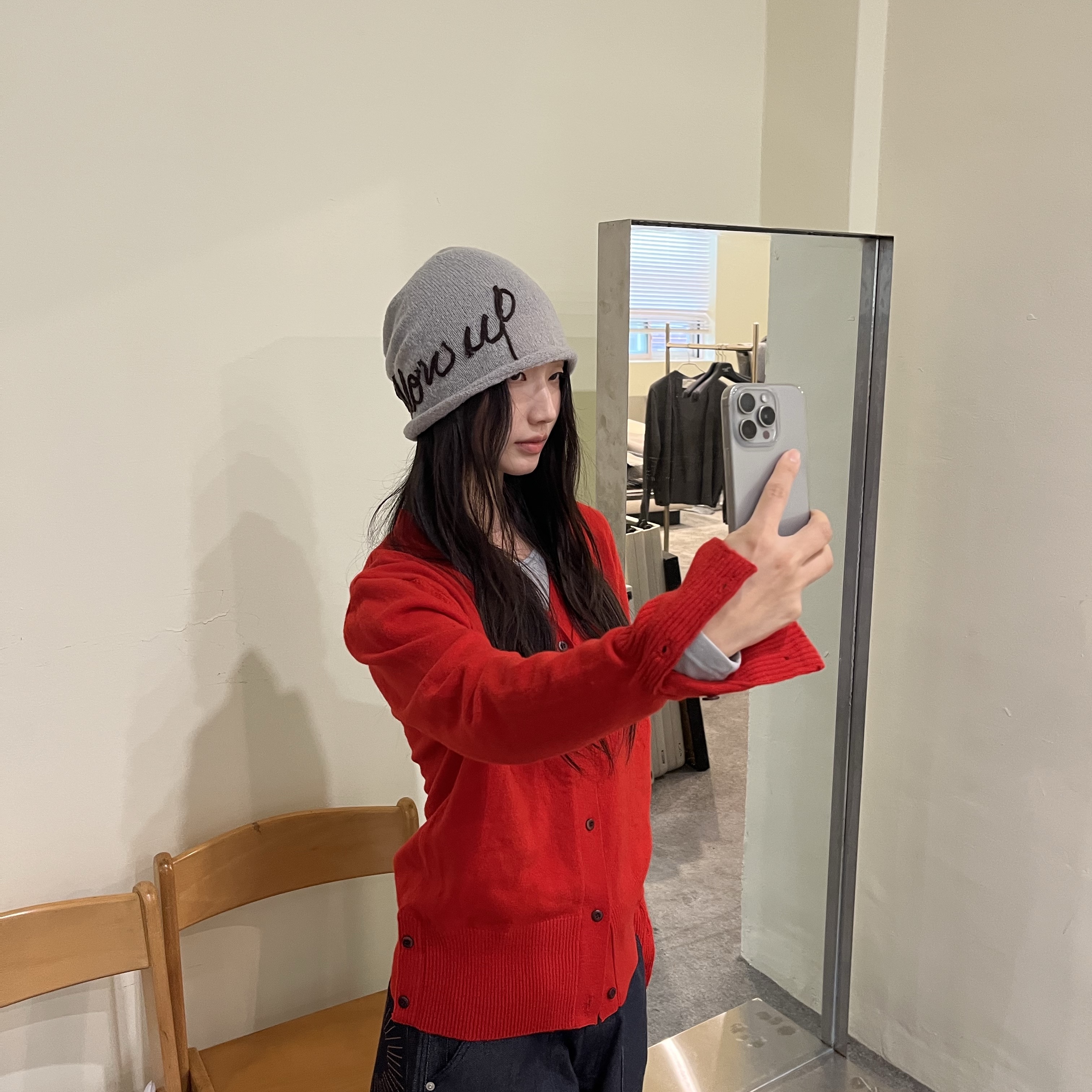 Blue Sunflower Mohair Glow Up Beanie Grey, Blue Sunflower Bloom Rems Wool Cardigan Red 착용 스타일 - 2