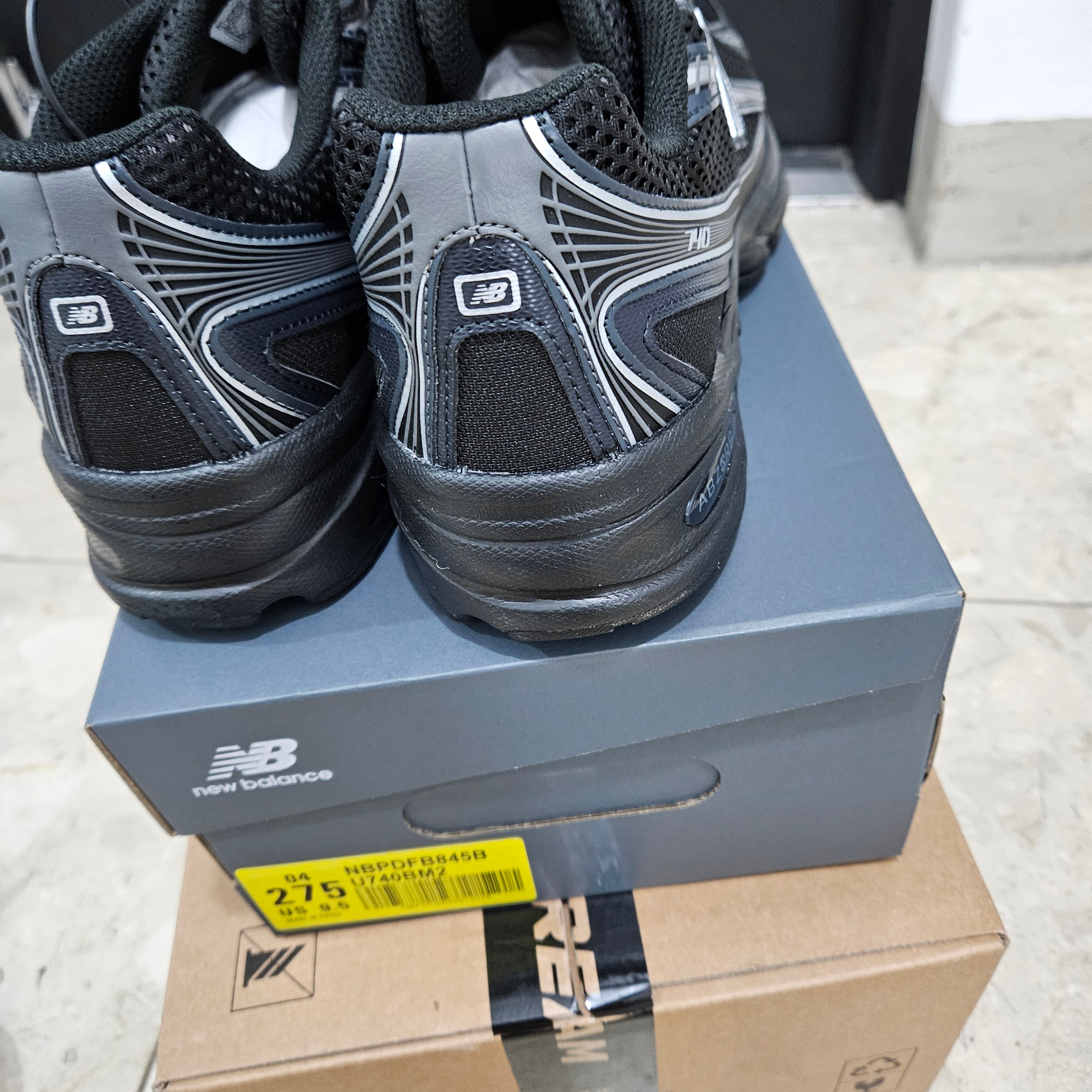 New Balance 740v2 Black Silver Metallic 착용 스타일 - 2