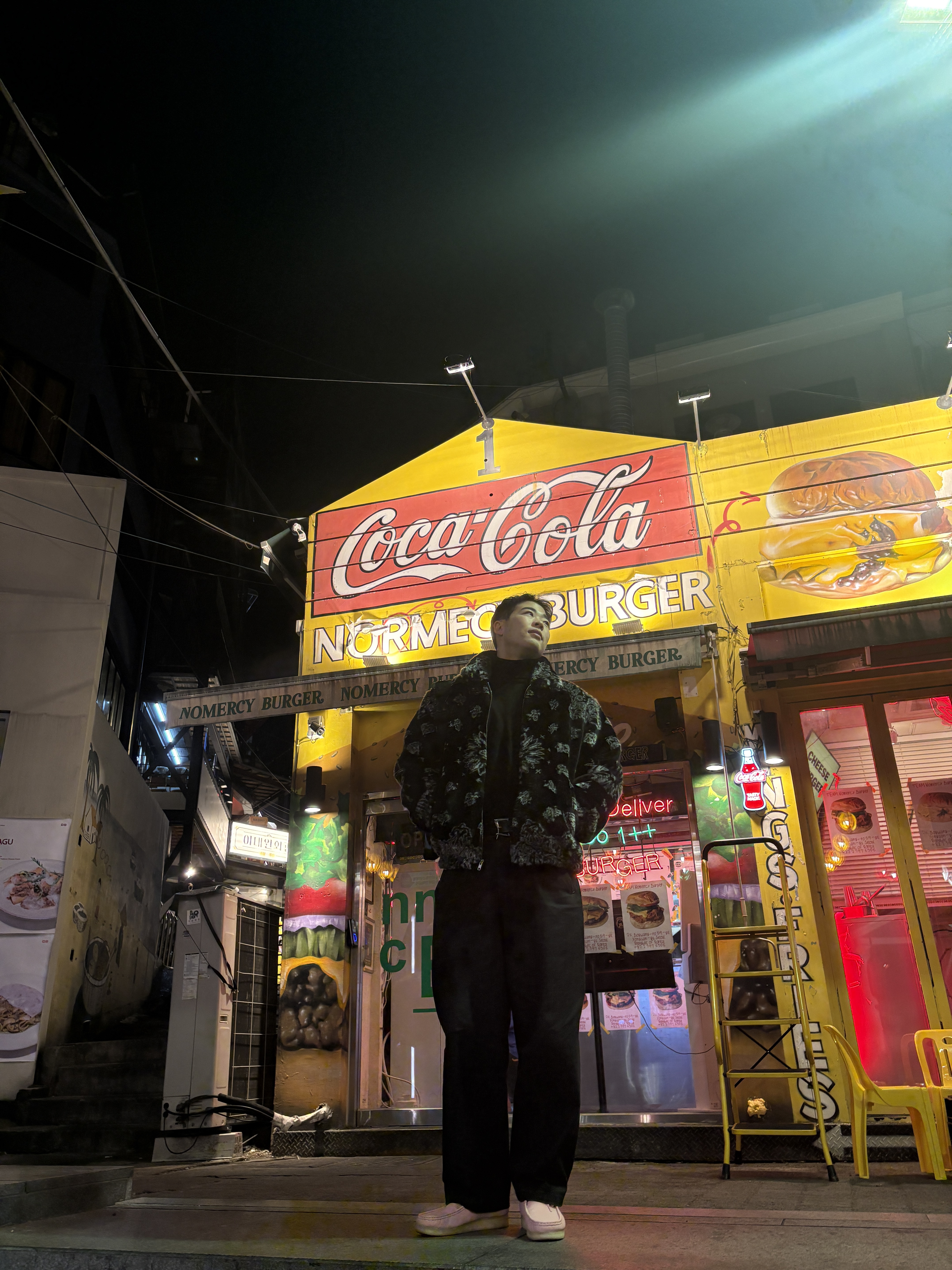 Clarks x Supreme Reflective Wallabee Pink - 25SS, Supreme Bandana Faux Fur Bomber Jacket Black - 21SS 착용 스타일 - 1