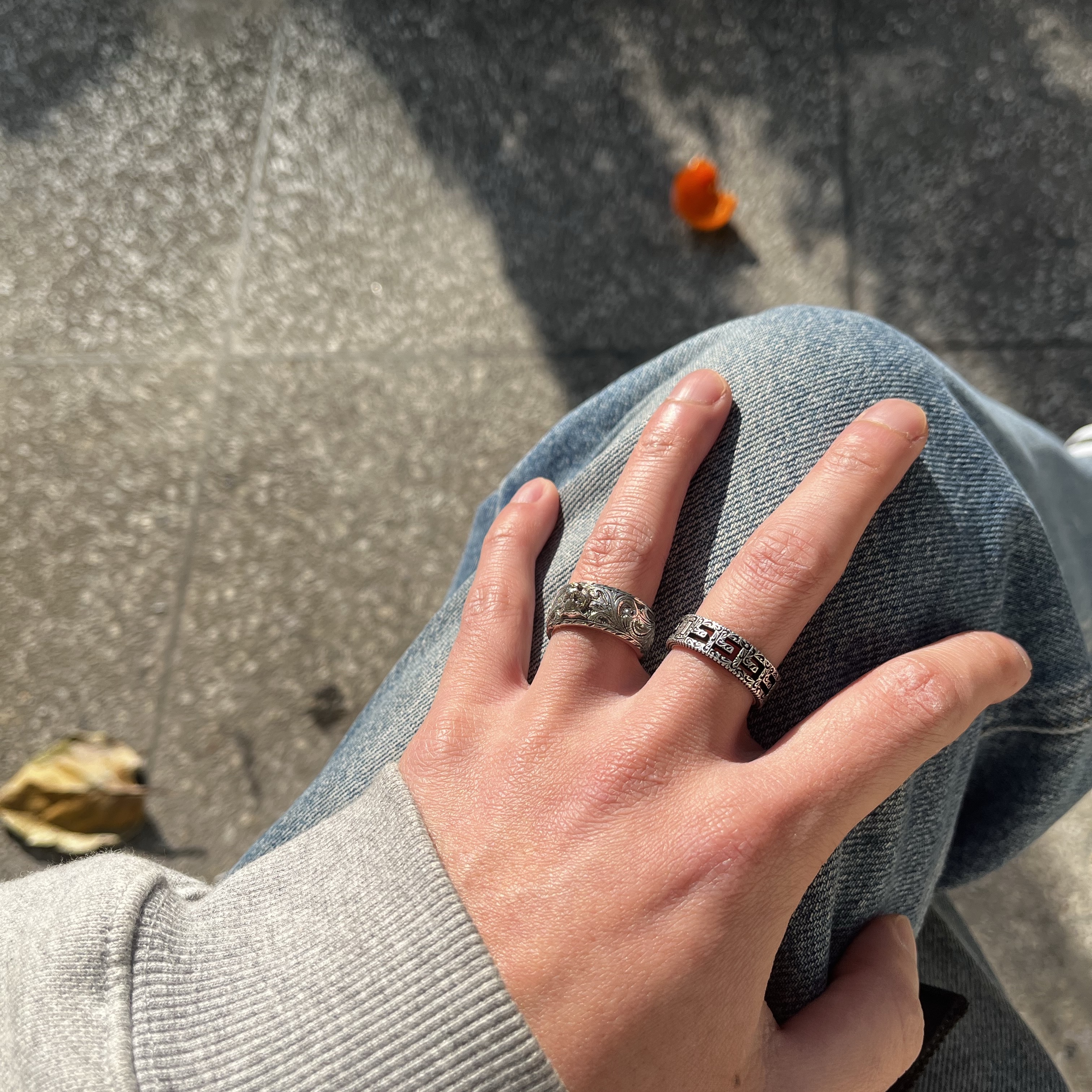 Gucci Thin Silver Ring With Feline Head Silver Aged Dark Finish, Gucci Silver Ring With SquareG Silver Aged Finish 착용 스타일
