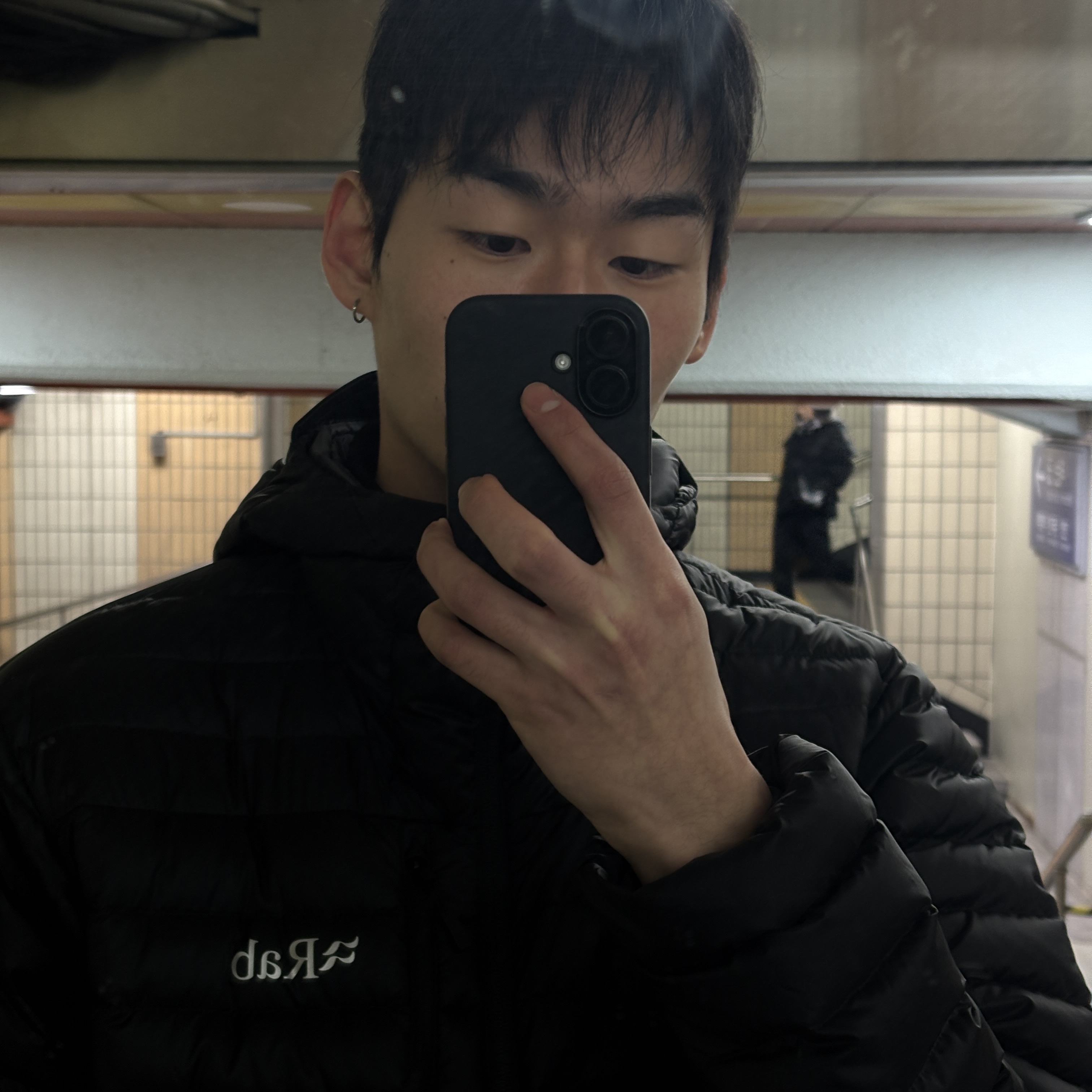 Rab Microlight Alpine Jacket Black 착용 스타일 - 2