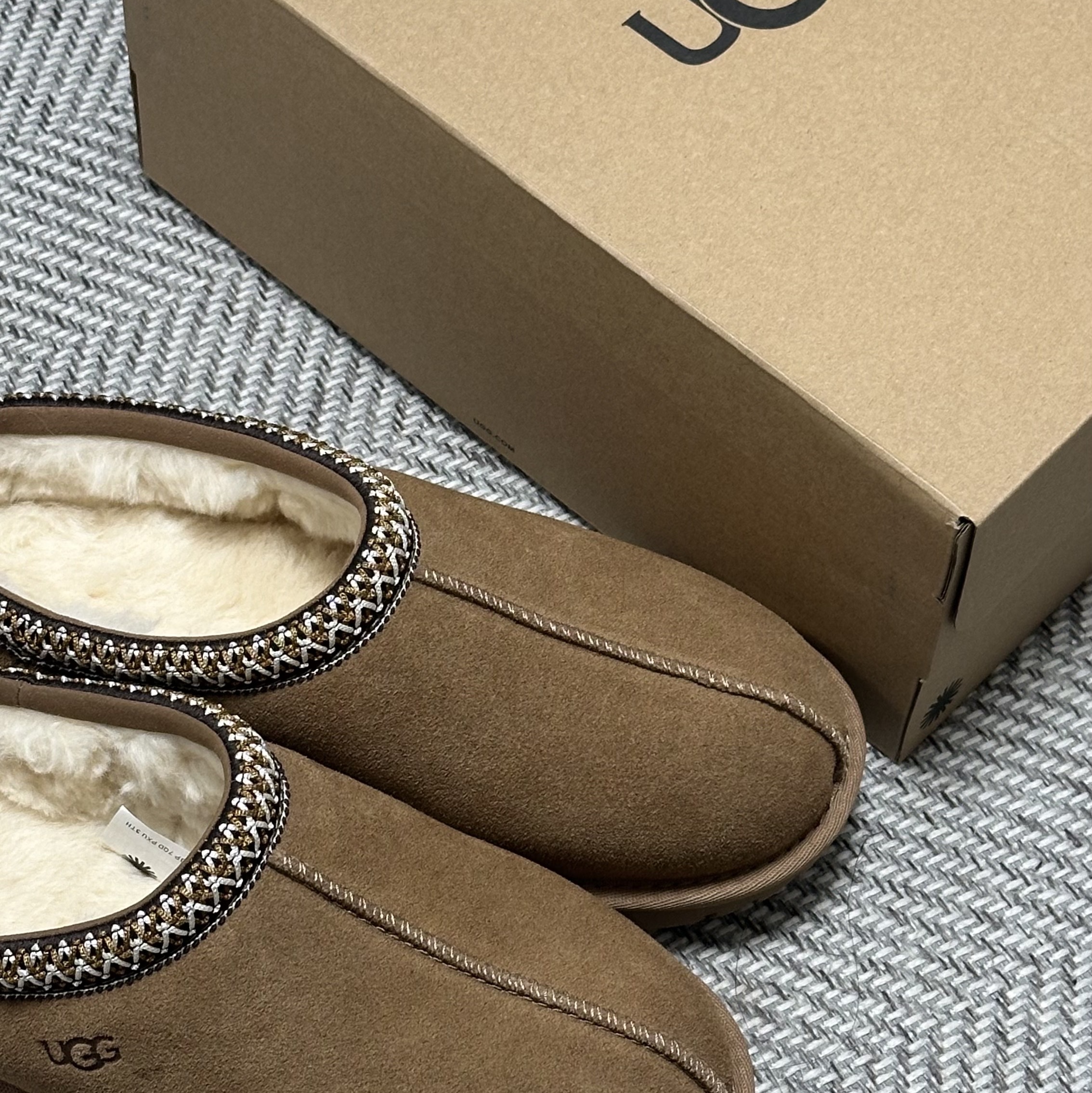 (Kids) UGG Tasman II Slipper Chestnut 착용 스타일