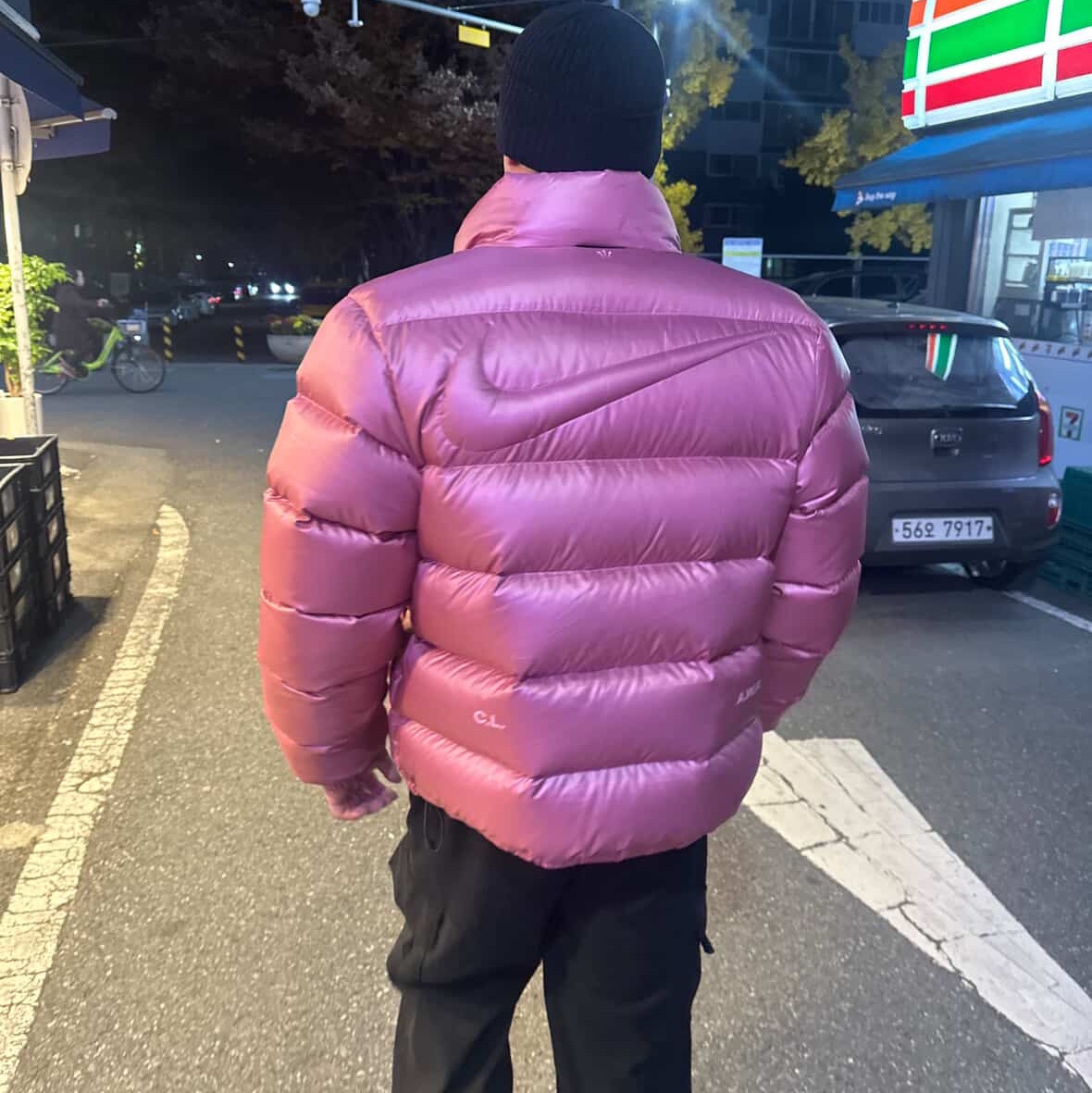 Nike x Drake Nocta Sunset Puffer Jacket Desert Berry Elemental Pink (FN8196-667) 착용 스타일