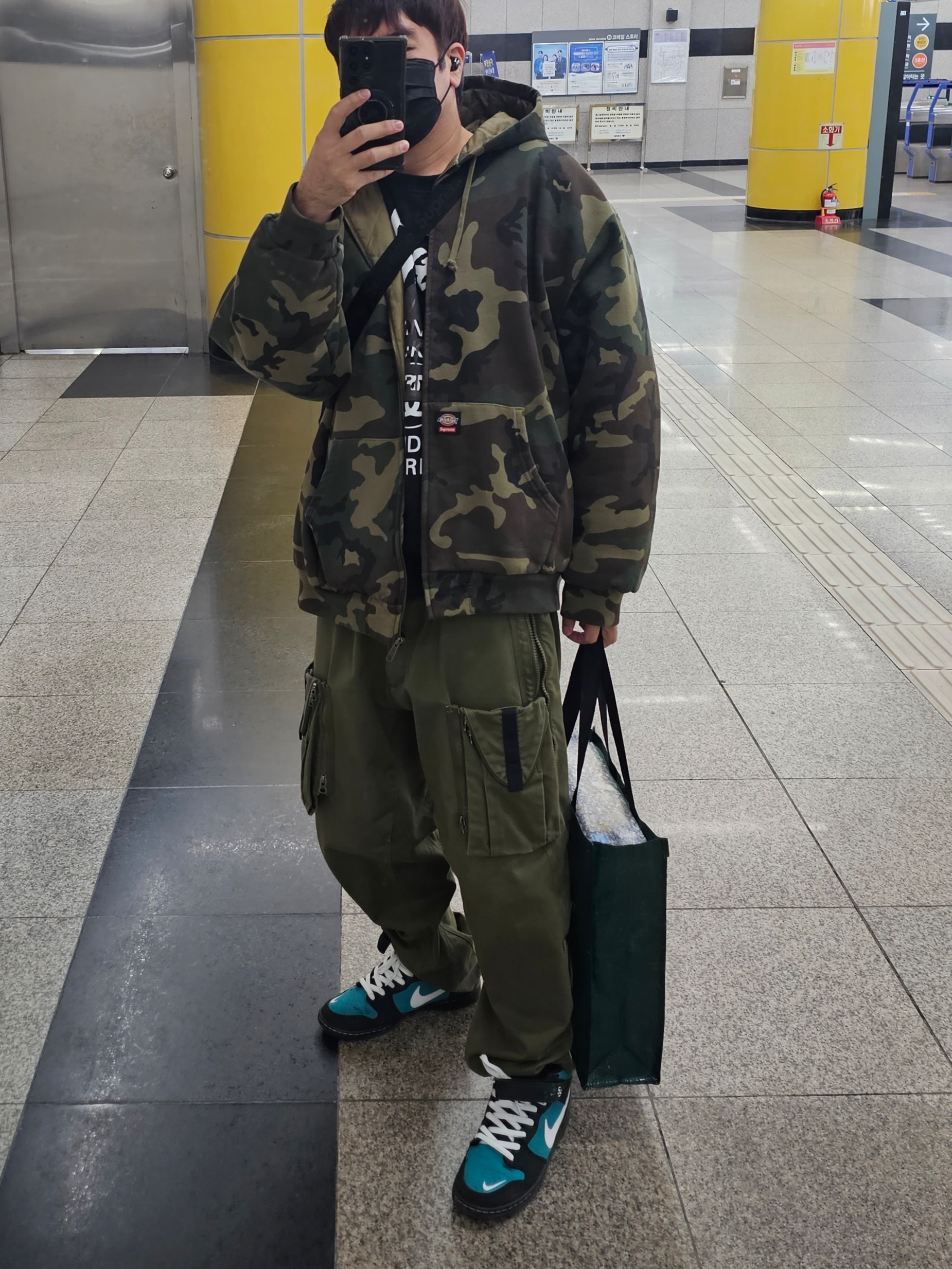 Supreme x Dickies Quilted Lined Zip Up Hooded Sweatshirt Woodland Camo - 25FW, Stussy DSM World Tour Crew Black 2023 착용 스타일