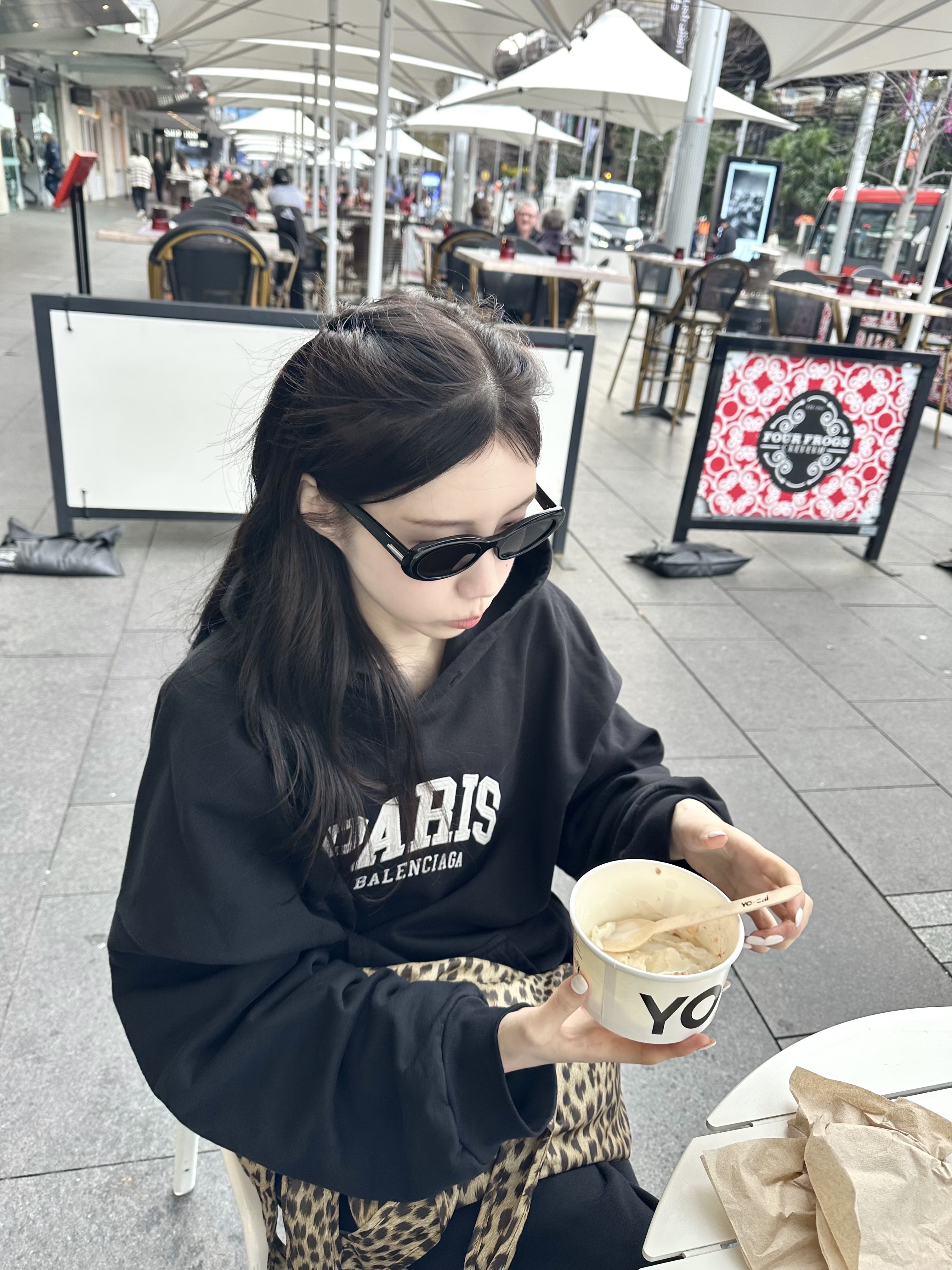 Balenciaga Cities Paris Hoodie Wide Fit Black, Balenciaga 3B Sports Icon Track Pants Black 착용 스타일 - 4