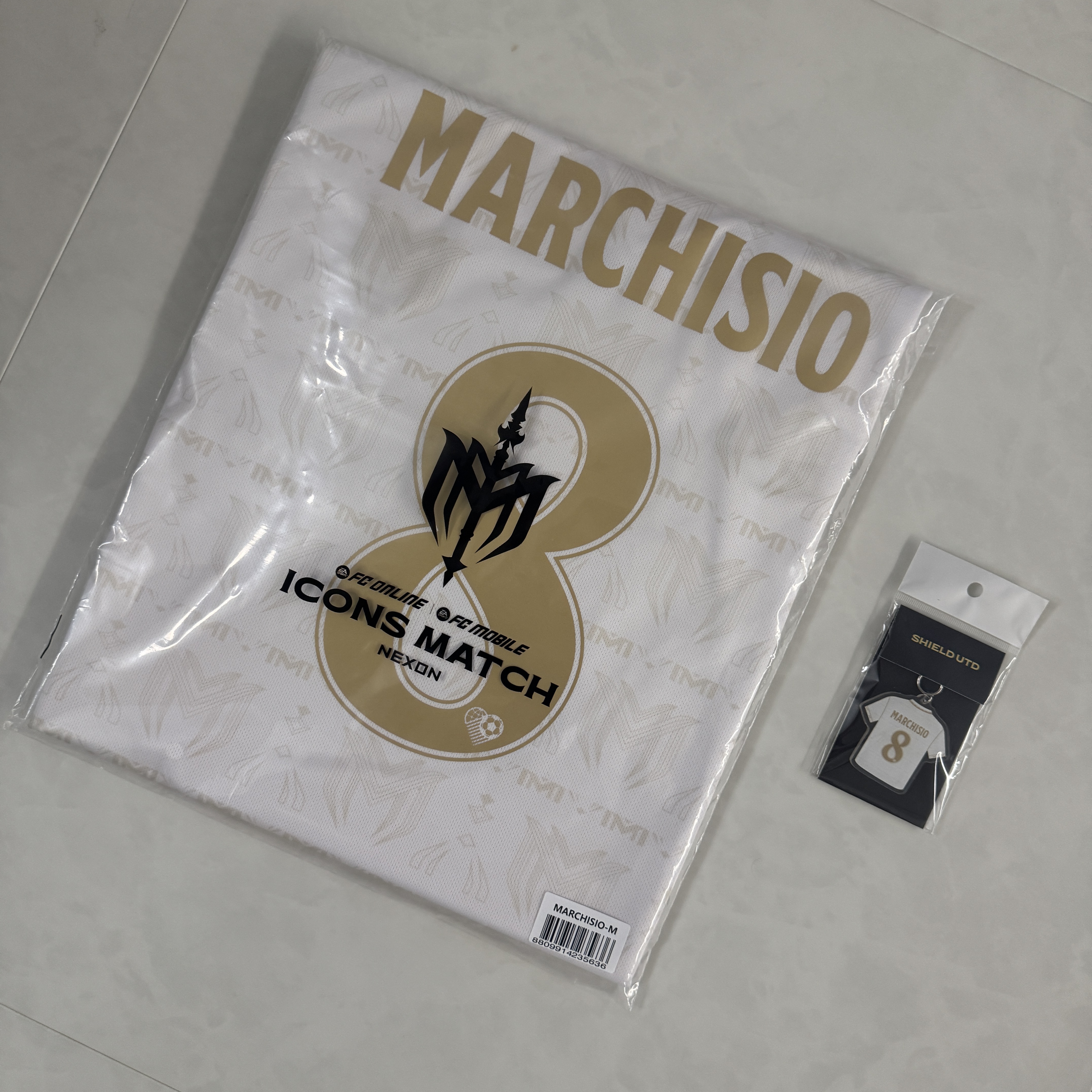 [PRE-ORDER] SHIELD UTD Acrylic Uniform Keyring White, [PRE-ORDER] SHIELD UTD Jersey White M (Marking) 착용 스타일 - 1