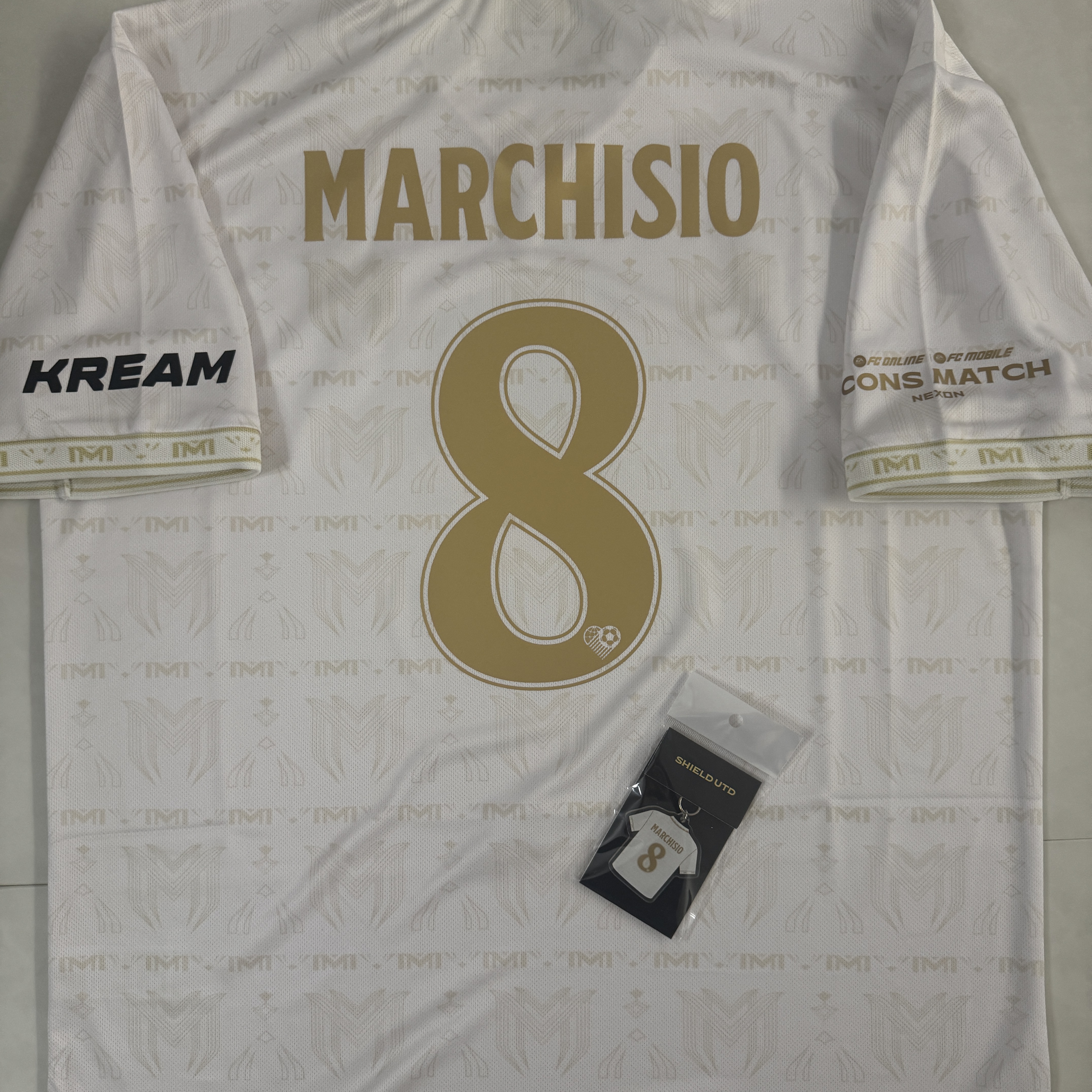 [PRE-ORDER] SHIELD UTD Acrylic Uniform Keyring White, [PRE-ORDER] SHIELD UTD Jersey White M (Marking) 착용 스타일 - 2