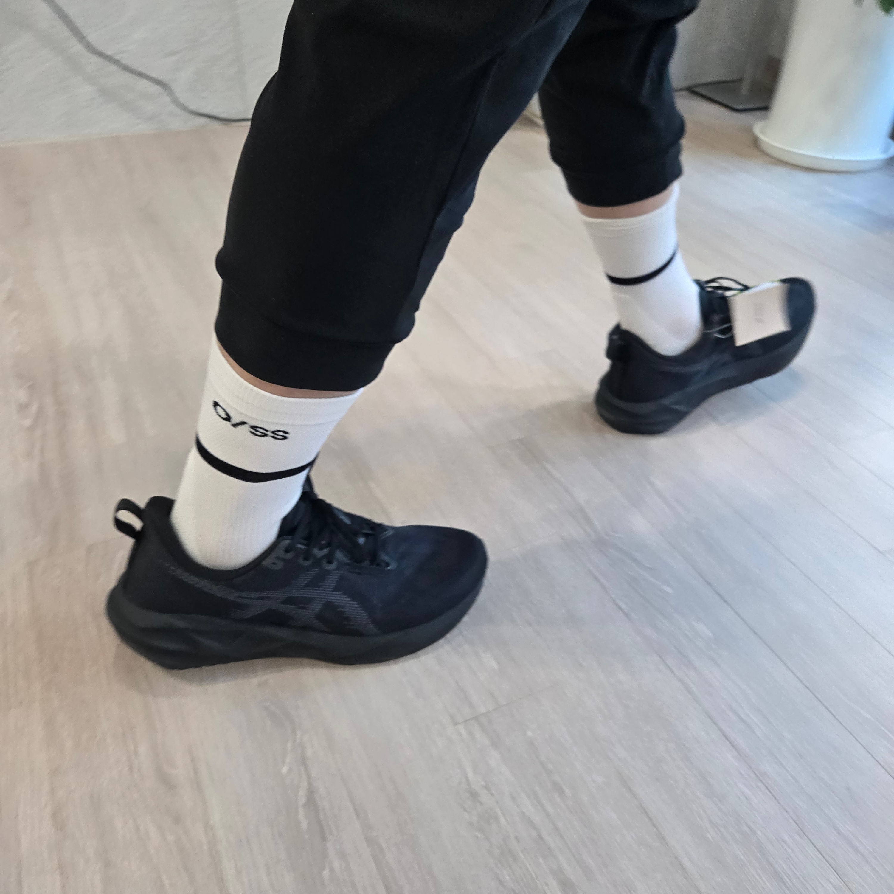 Asics Novablast 5 Black Carrier Grey - 2E Wide 착용 스타일 - 2