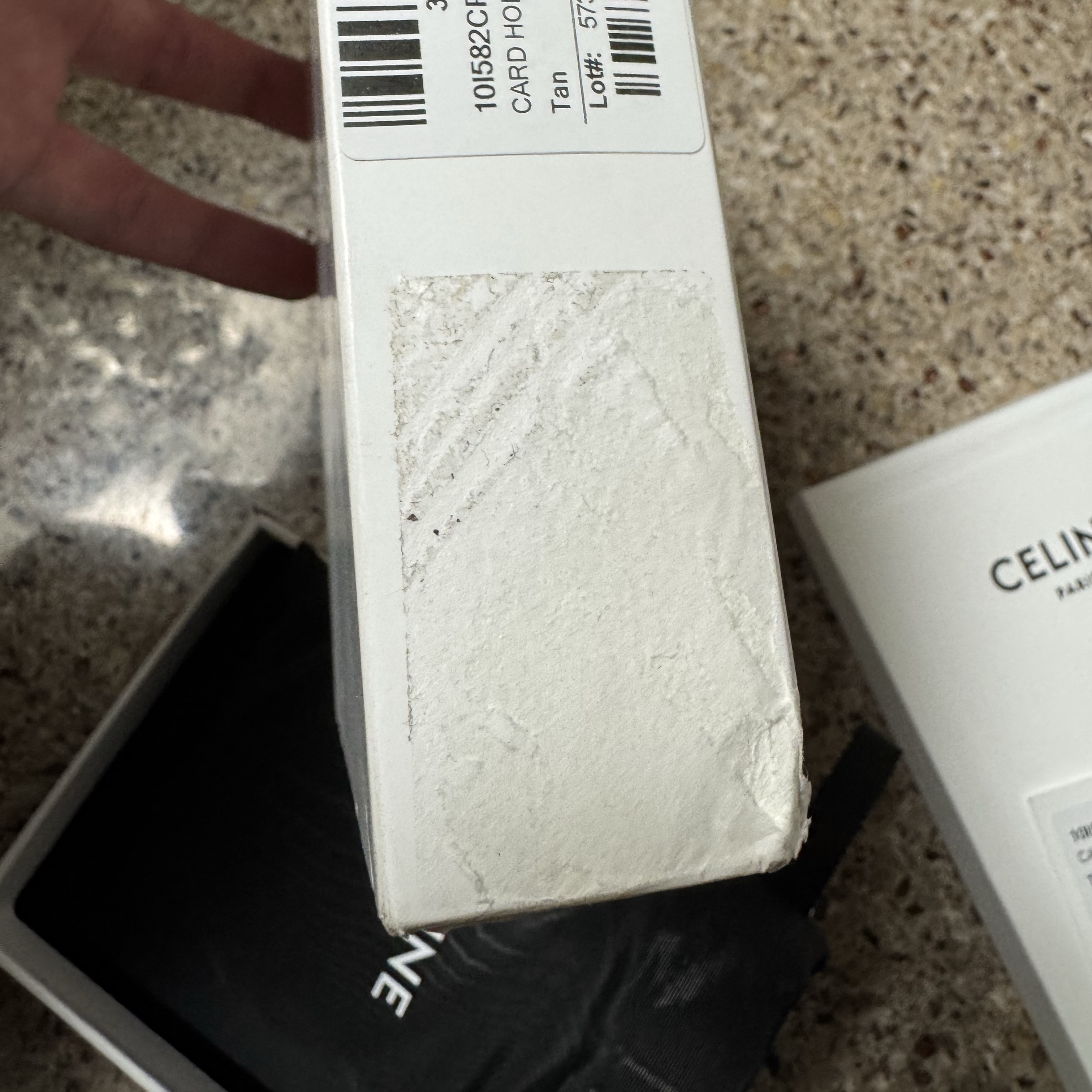 Celine Card Holder with Flap in Triomphe Canvas Tan 착용 스타일 - 3