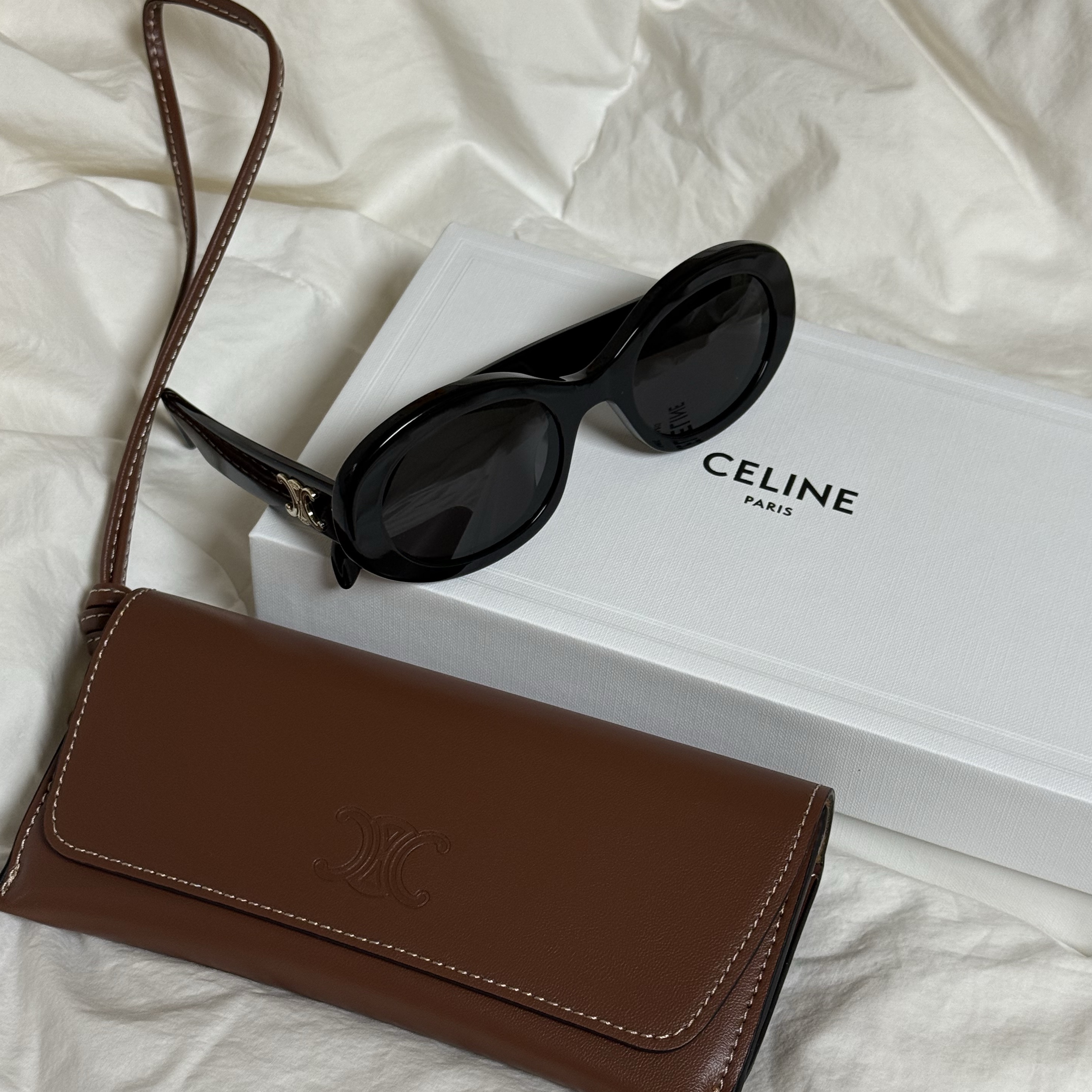 (W) Celine Triomphe 01 Sunglasses in Acetate Black 착용 스타일