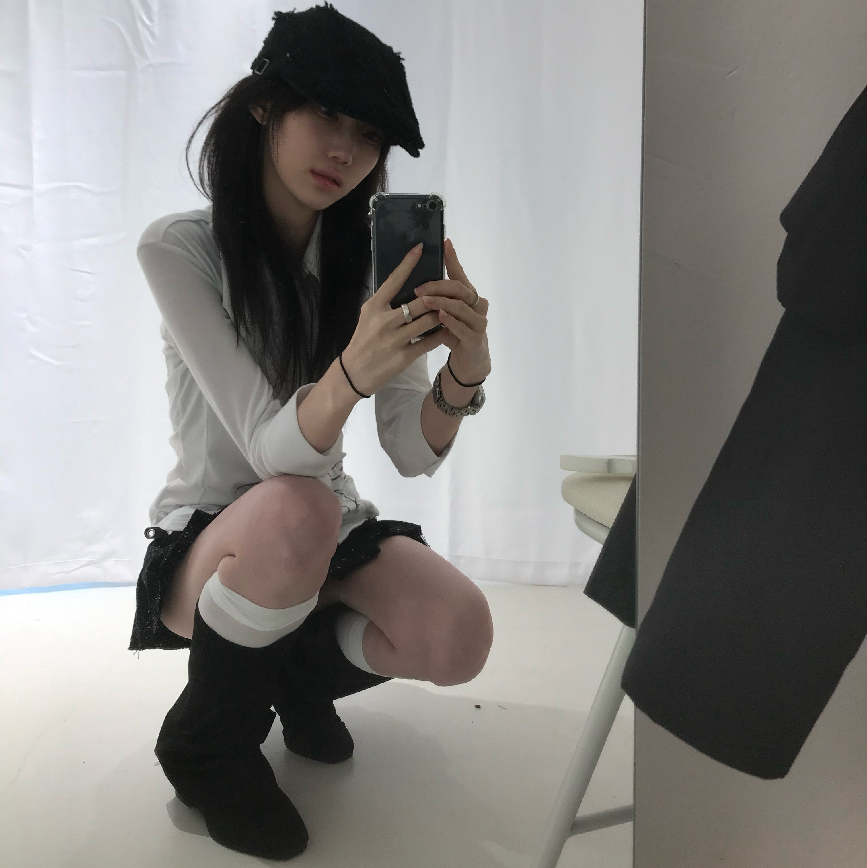 [KREAM 단독] Bonnae Micro mini pleats skirt Black, [KREAM 단독] Bonnae Women Three-quarter sleeve shirt White 착용 스타일