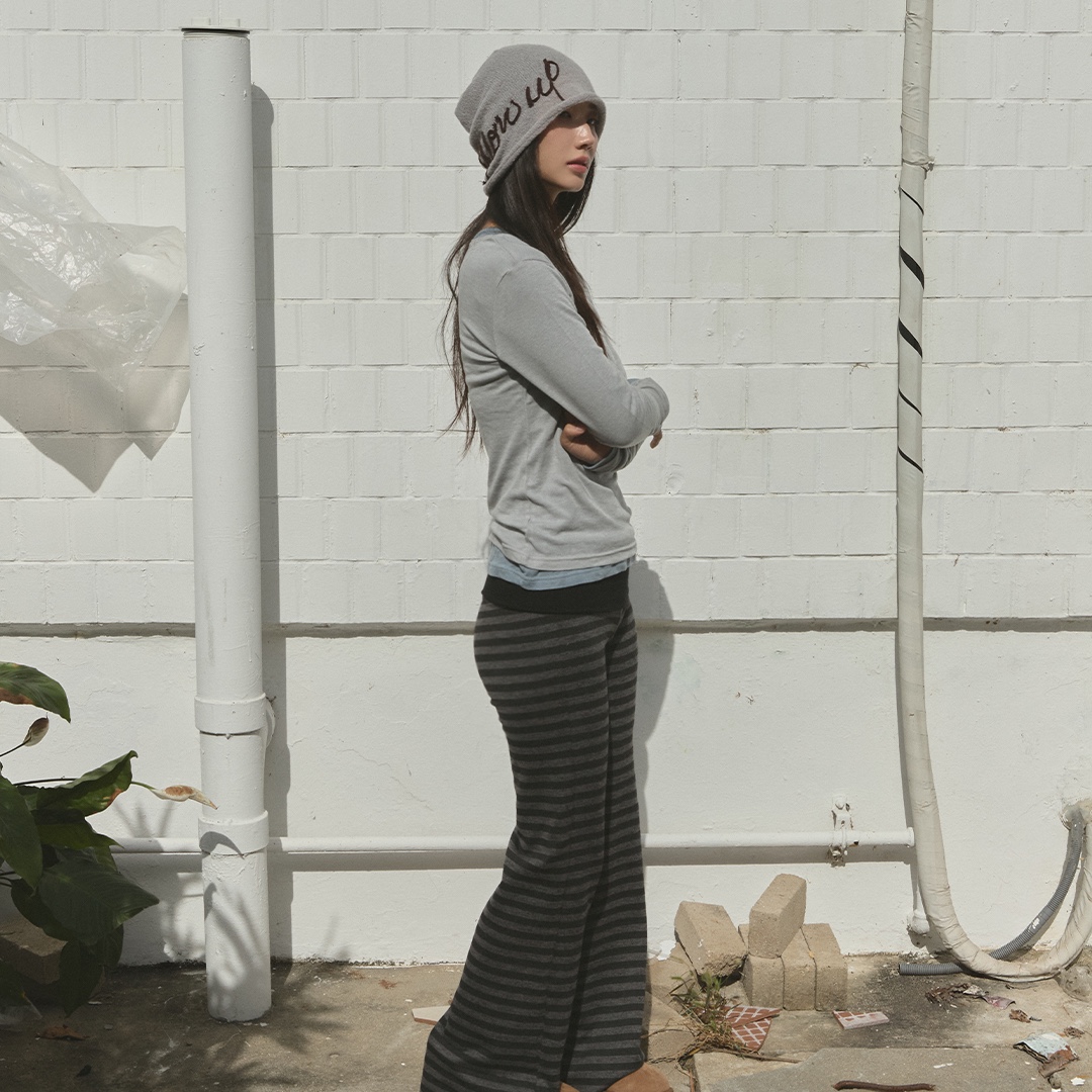 Blue Sunflower Folding Stripe Sweatpants, Blue Sunflower Layered Long Sleeve T-Shirt Grey 착용 스타일 - 2