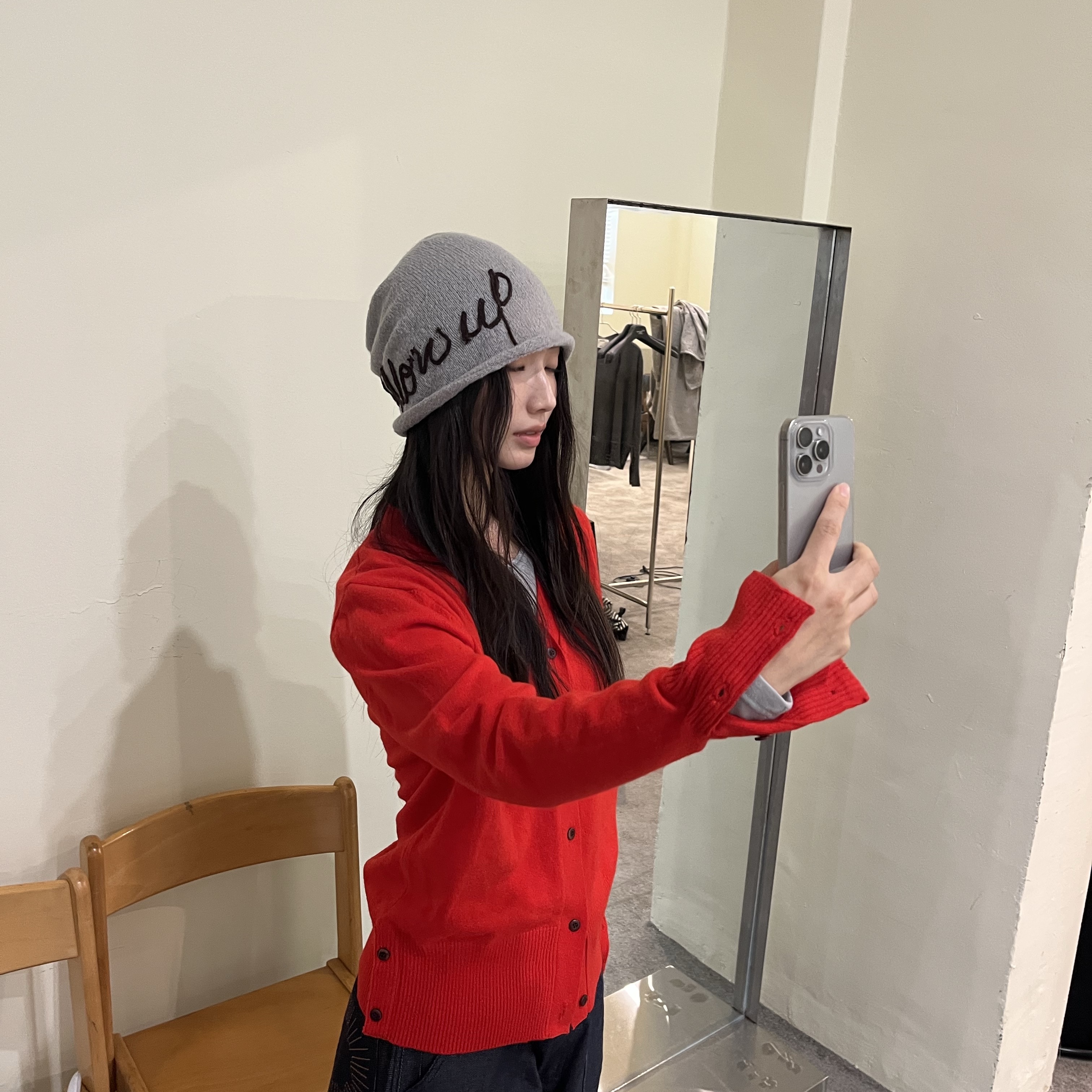 Blue Sunflower Mohair Glow Up Beanie Grey, Blue Sunflower Bloom Rems Wool Cardigan Red 착용 스타일 - 1