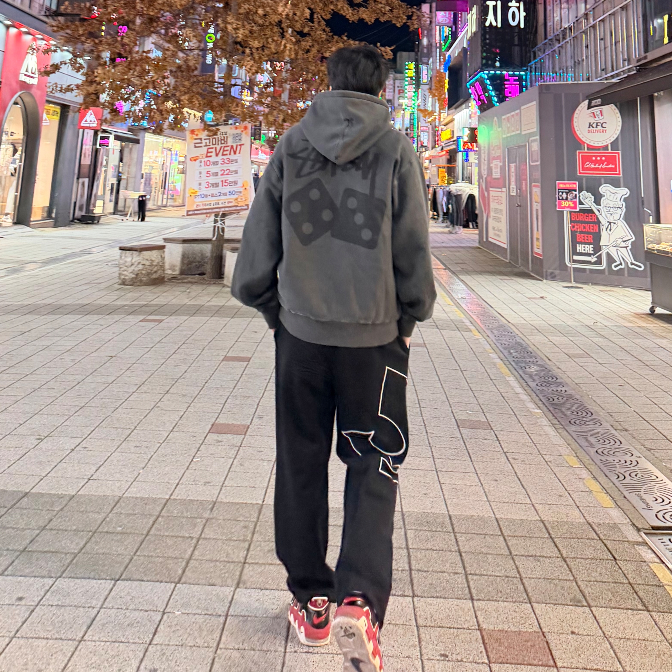 Stussy Pigment Dyed Dice Zip Hoodie Black 착용 스타일 - 1