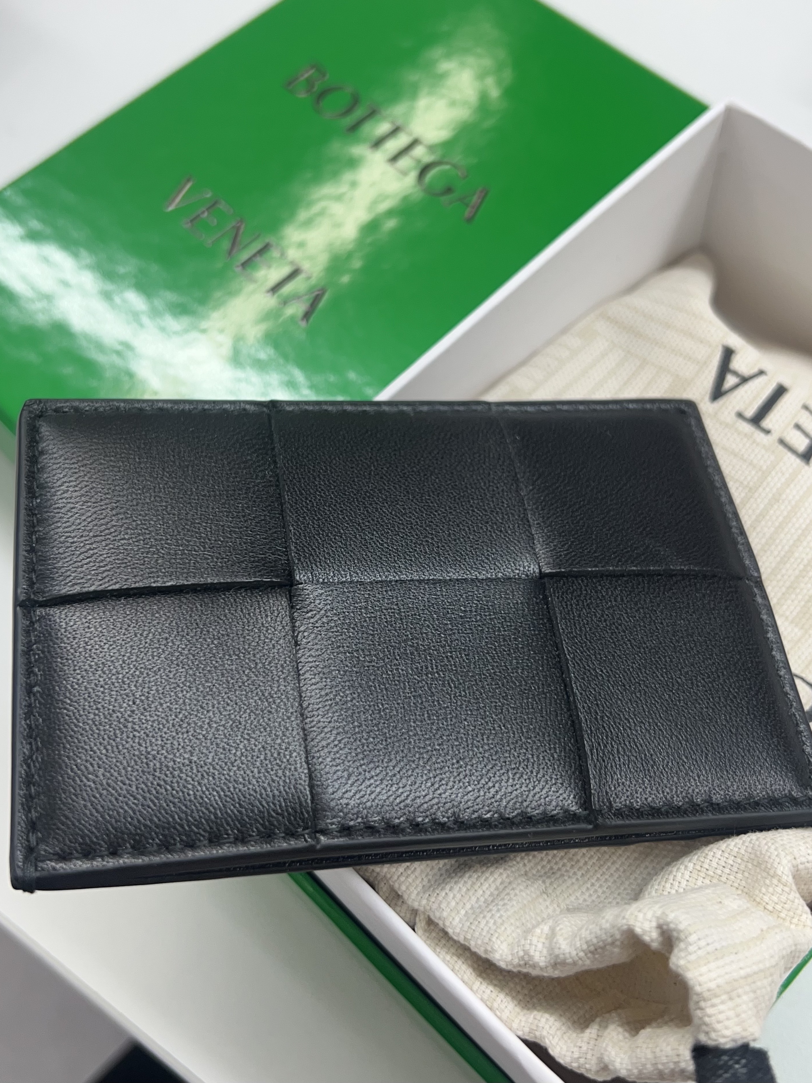 Bottega Veneta Credit Card Case Lambskin & Calfskin Black 착용 스타일
