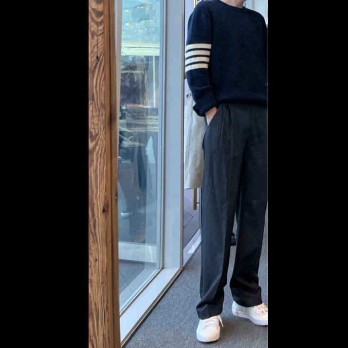 Thom Browne Shetland 4-Bar Classic Crewneck Pullover Knit Navy, Nike x Sacai Blazer Low White Patent Leather 착용 스타일