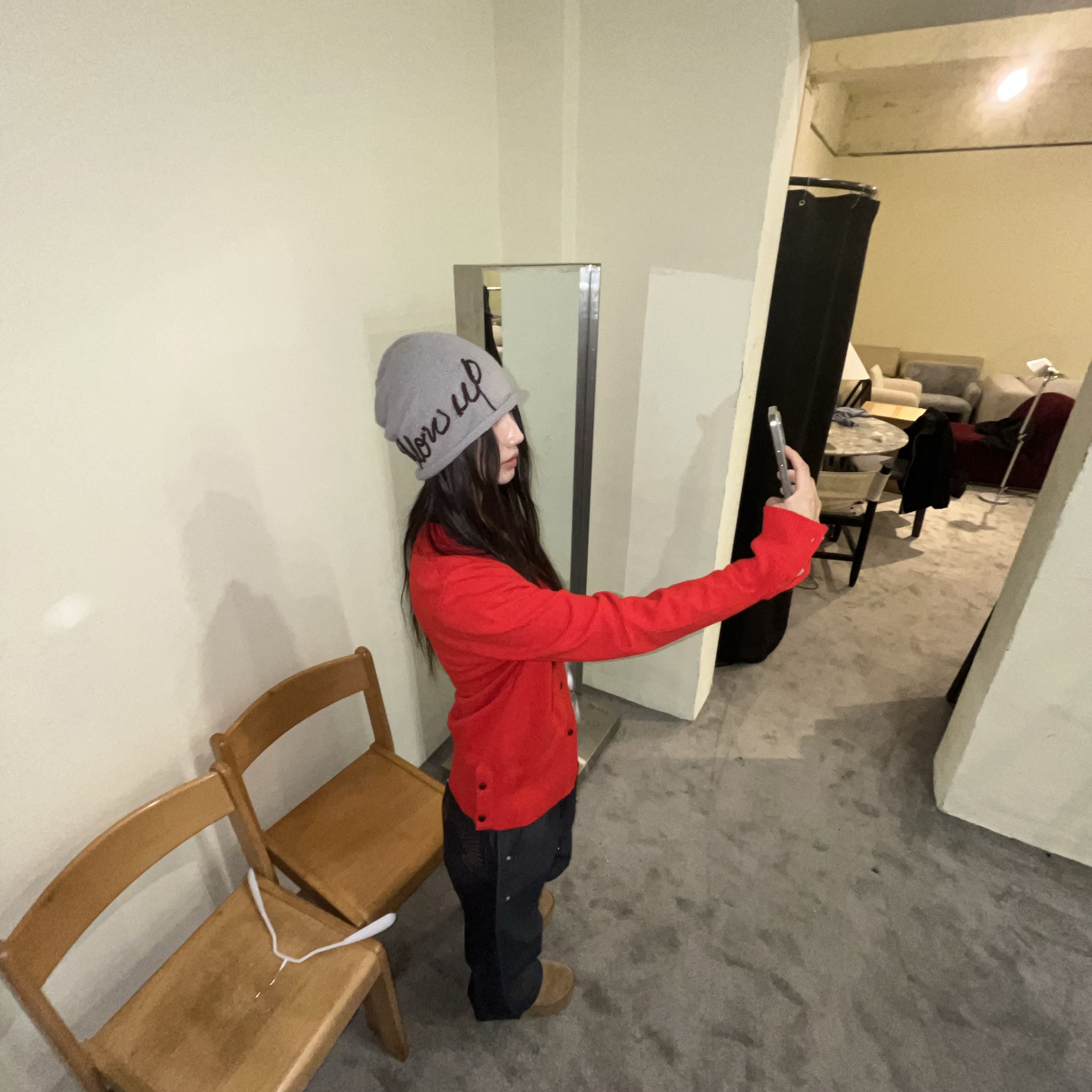 Blue Sunflower Mohair Glow Up Beanie Grey, Blue Sunflower Bloom Rems Wool Cardigan Red 착용 스타일 - 4