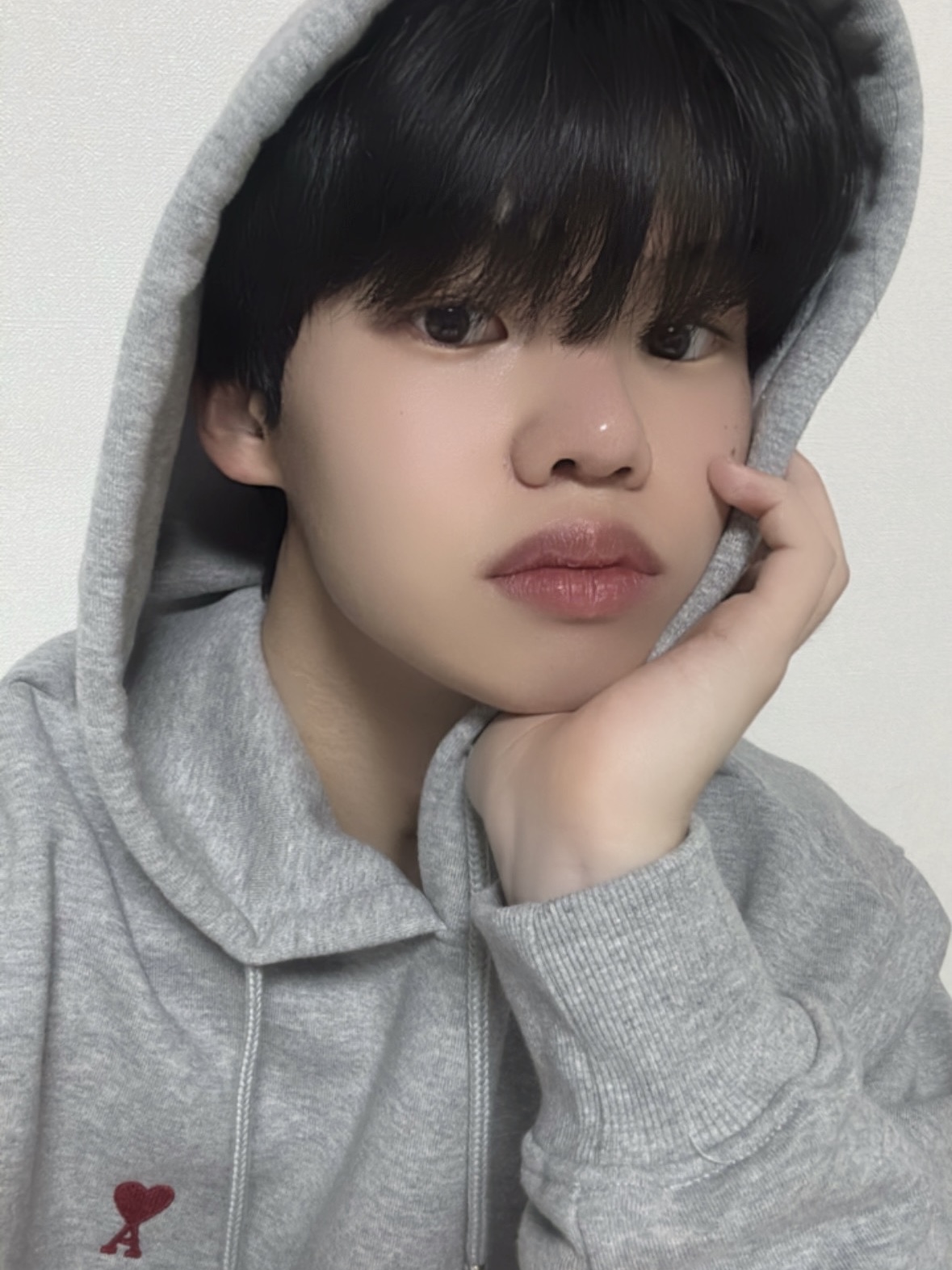 AMI De Coeur Hoodie Heather Grey 착용 스타일 - 1