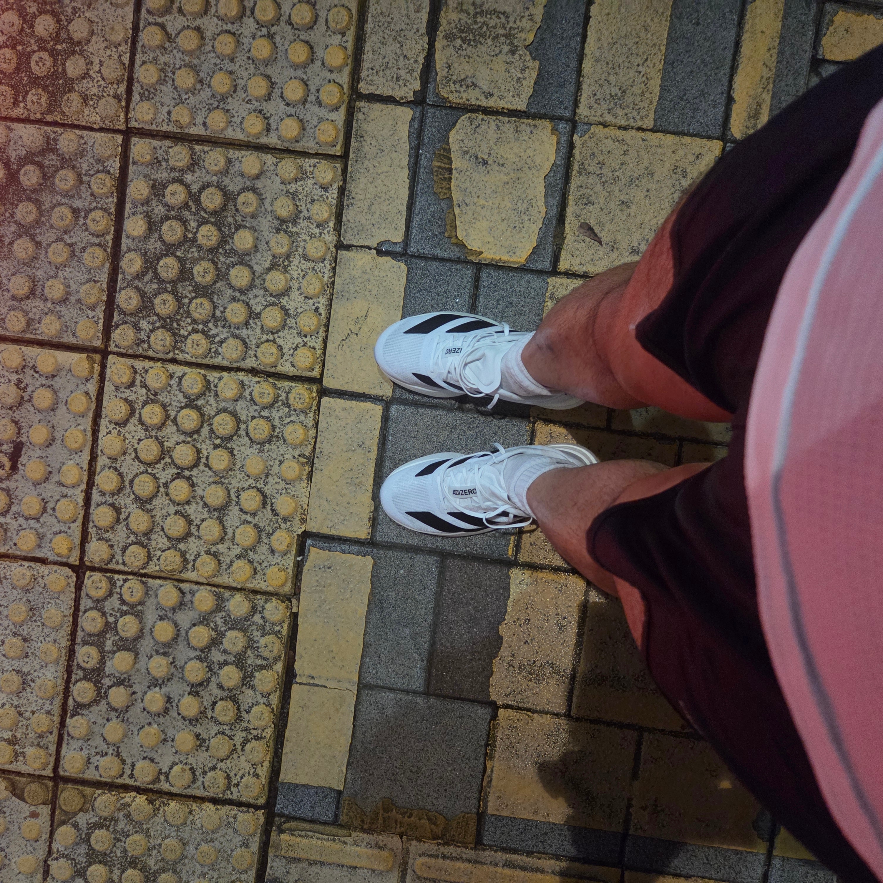 Adidas Adizero EVO SL Cloud White Core Black, Adidas Adizero Adios Pro 4 Off White Better Scarlet 착용 스타일 - 1