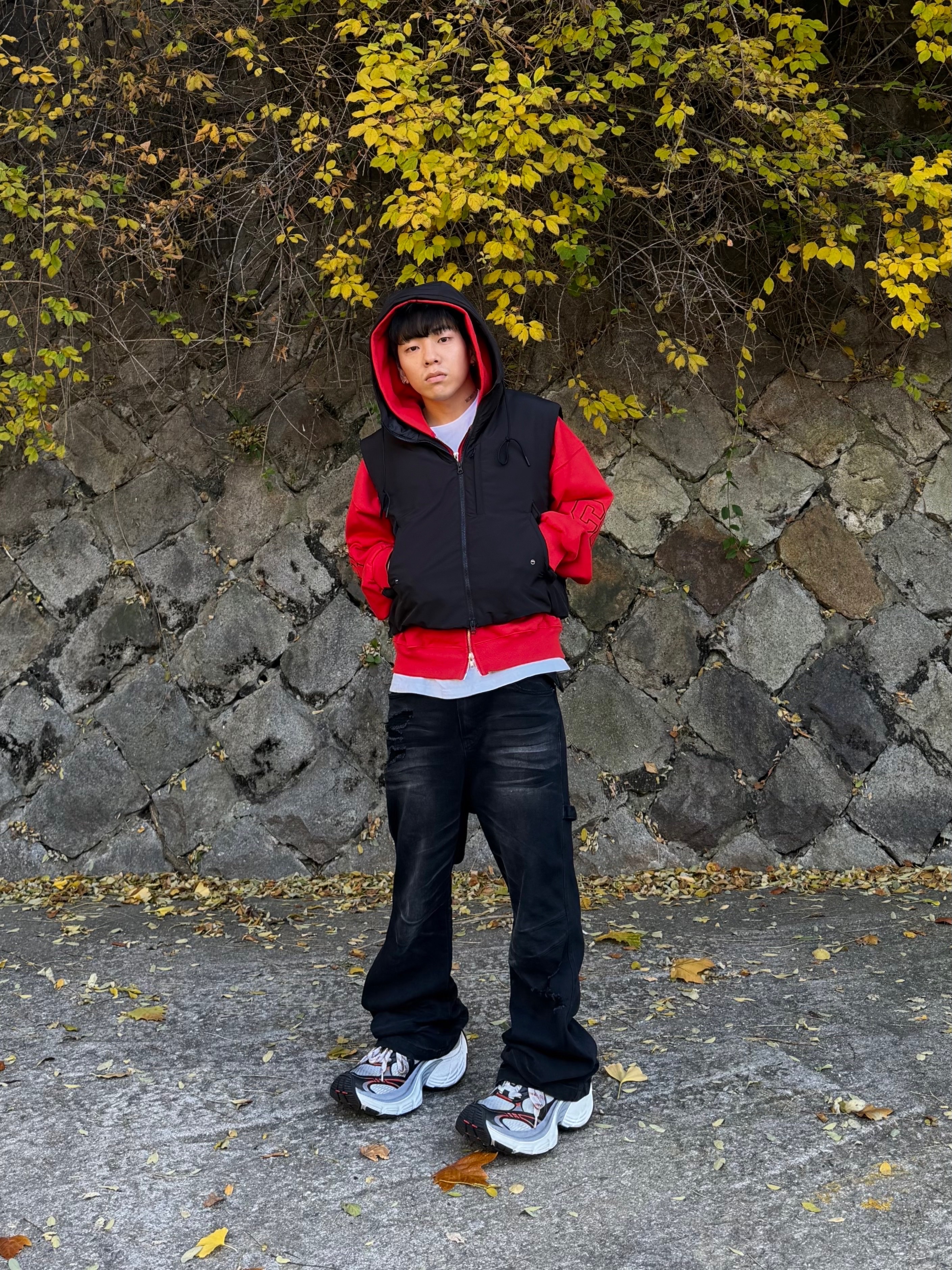 Balenciaga 10XL Sneakers Grey White Red 착용 스타일 - 3
