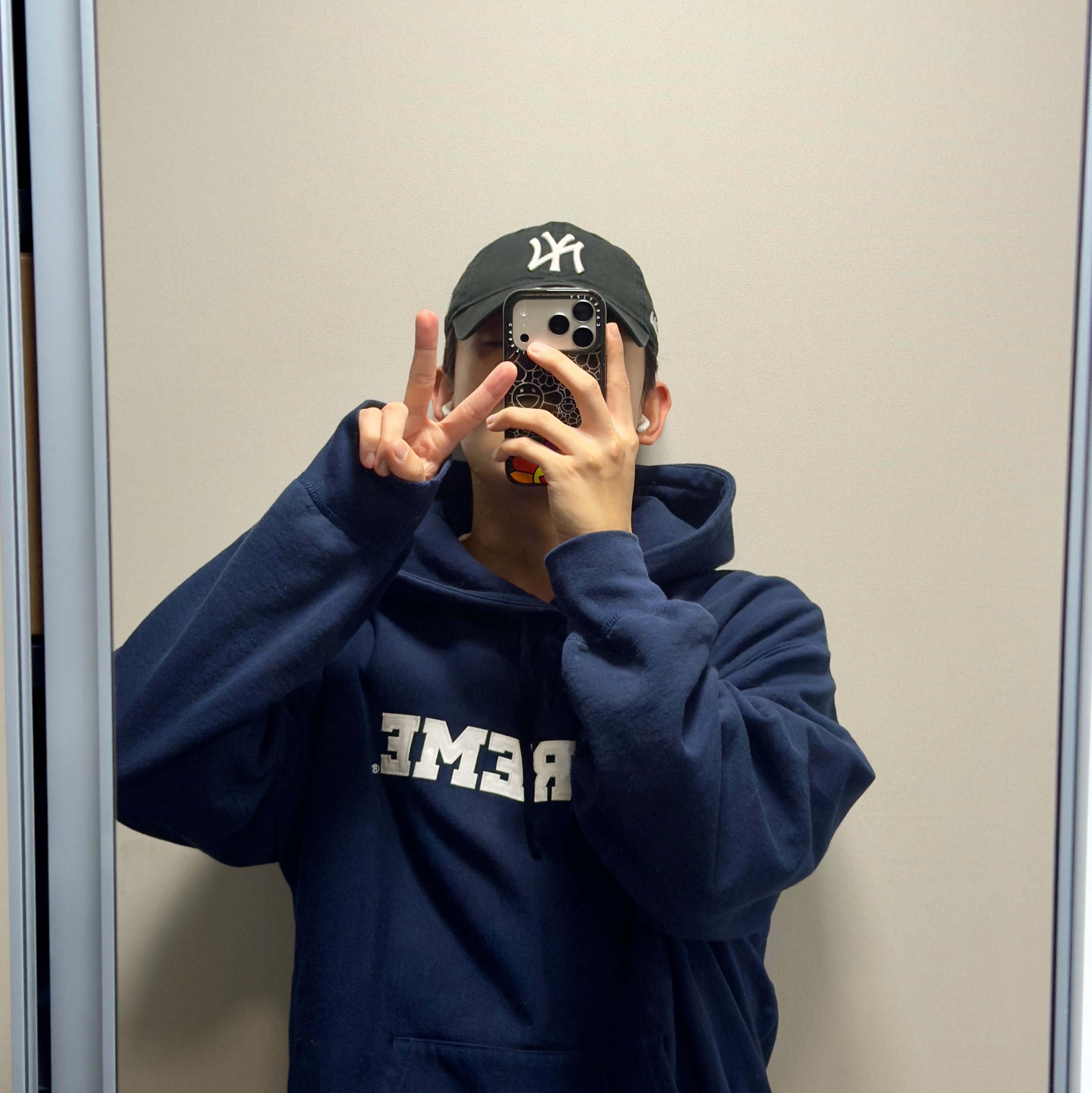 New Era x MoMA New York Yankees Cap Black, Supreme Collegiate Hooded Sweatshirt Navy - 24SS 착용 스타일 - 2