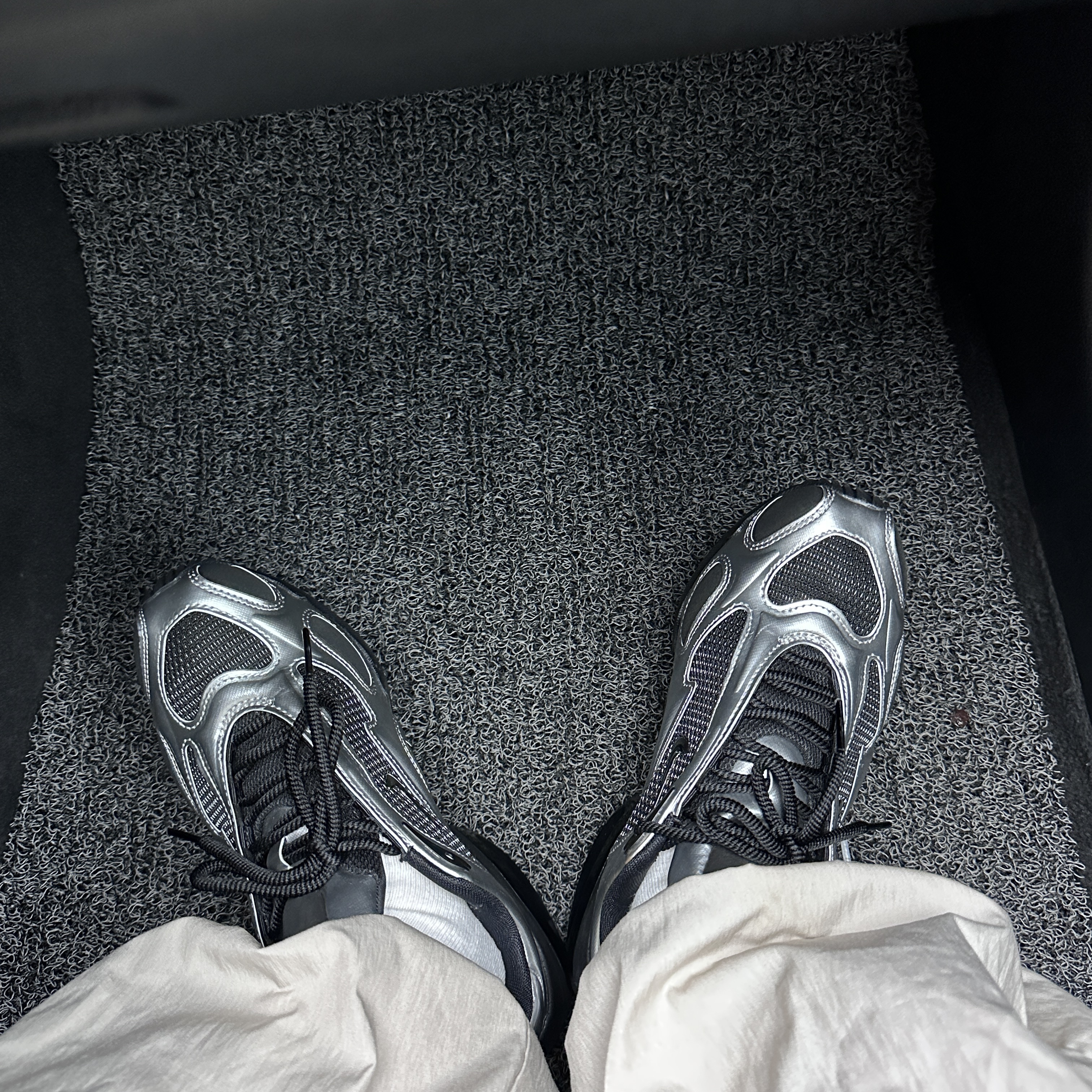 (W) Nike Air Max Muse Black and Metallic Silver 착용 스타일 - 1