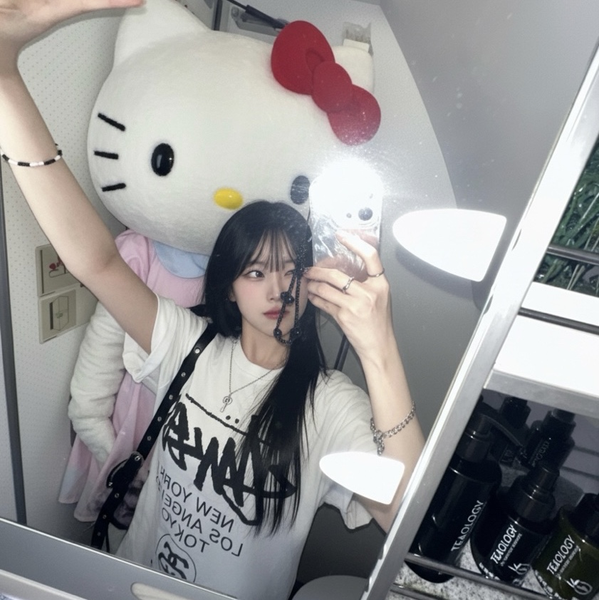 Stussy World Tour T-Shirt White, Gucci Double G Key Necklace Silver 착용 스타일 - 2