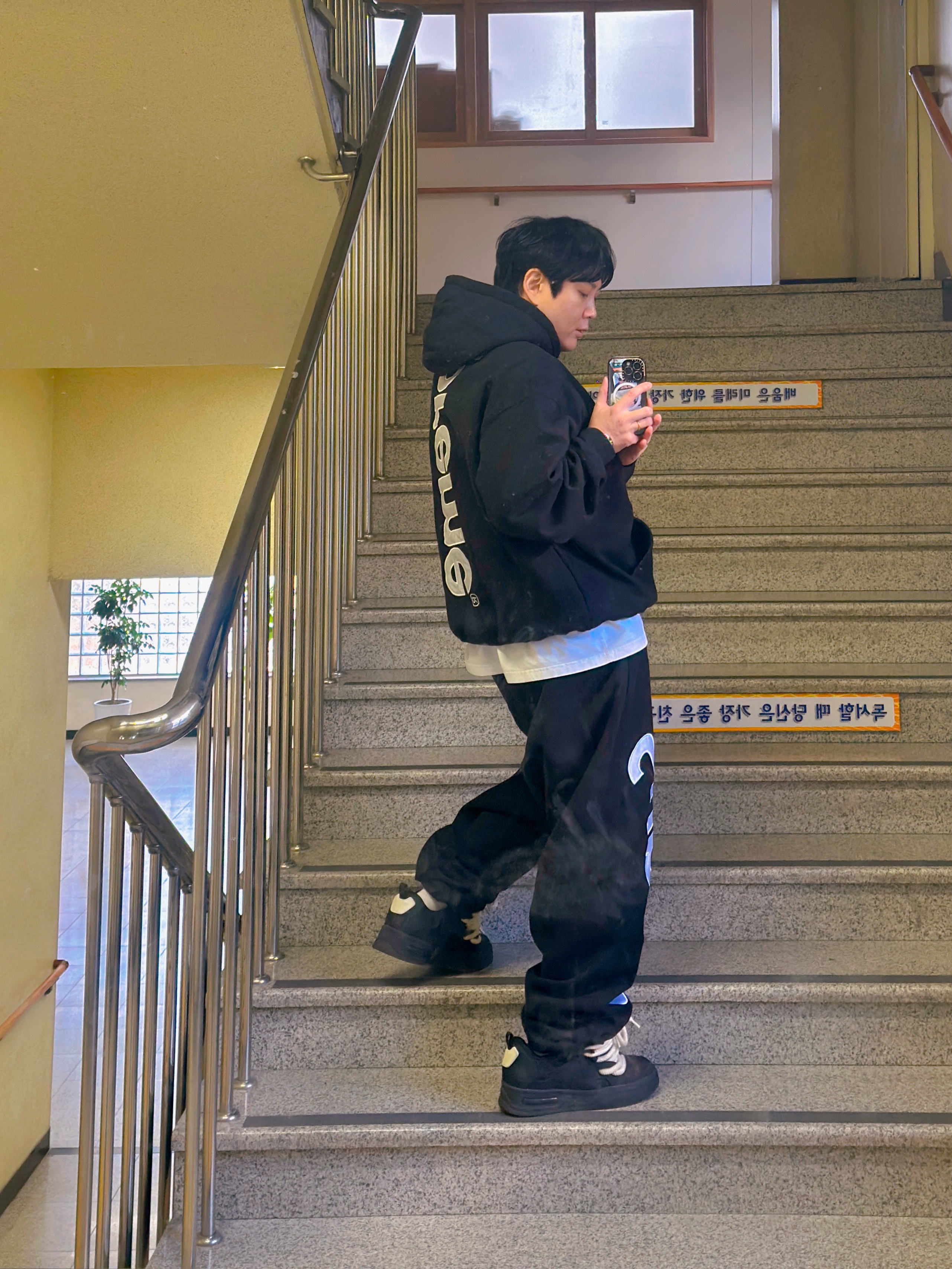 Supreme Satin Applique Sweatpants Black - 24FW, Supreme Satin Applique Hooded Sweatshirt Black - 24FW 착용 스타일 - 1