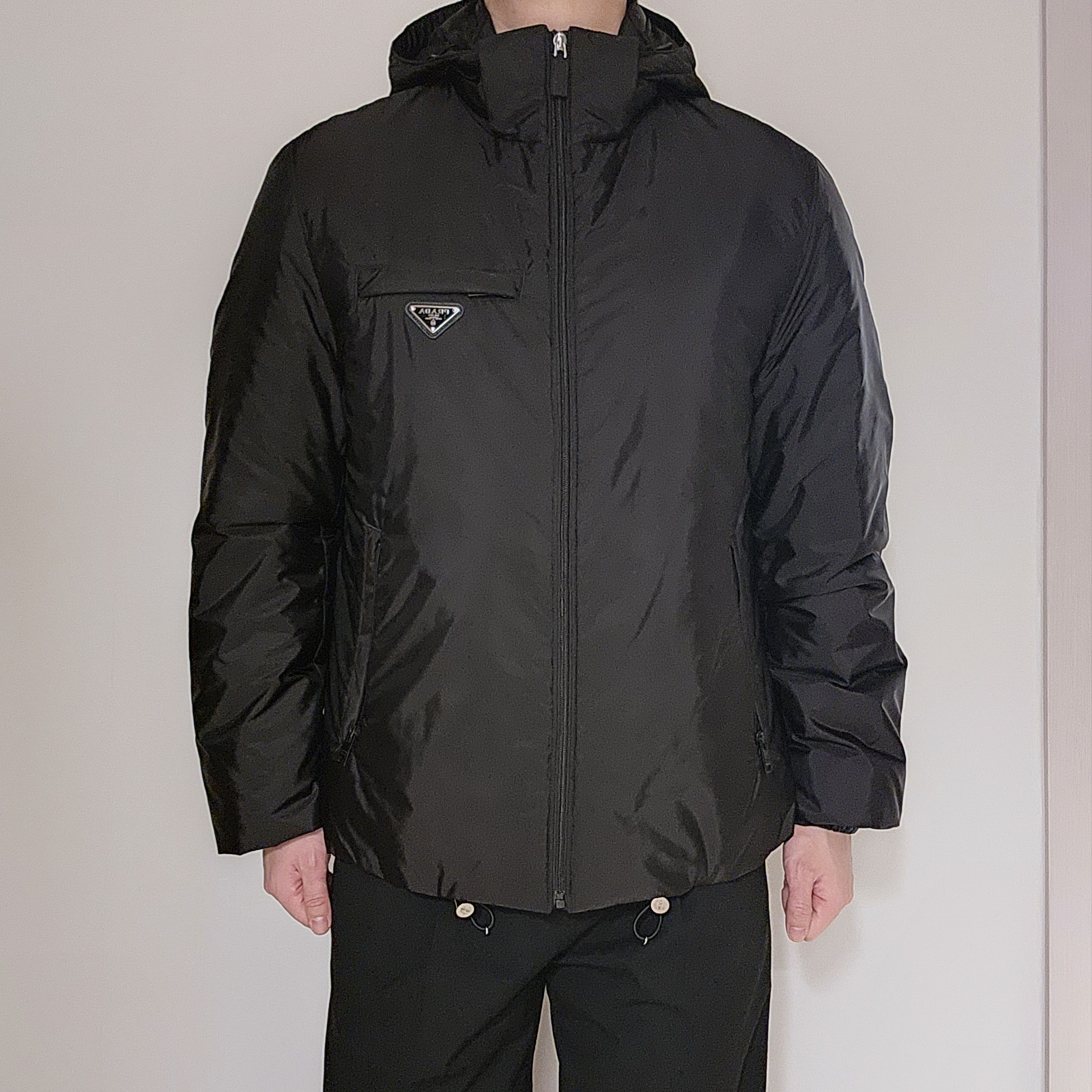 Prada Re-Nylon Padded Jacket Black 착용 스타일 - 2