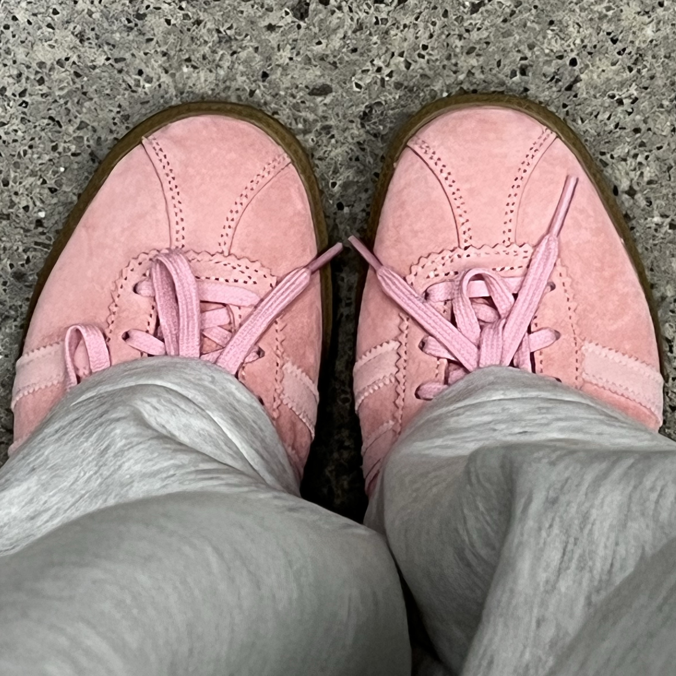 Adidas Bermuda Glow Pink 착용 스타일 - 2