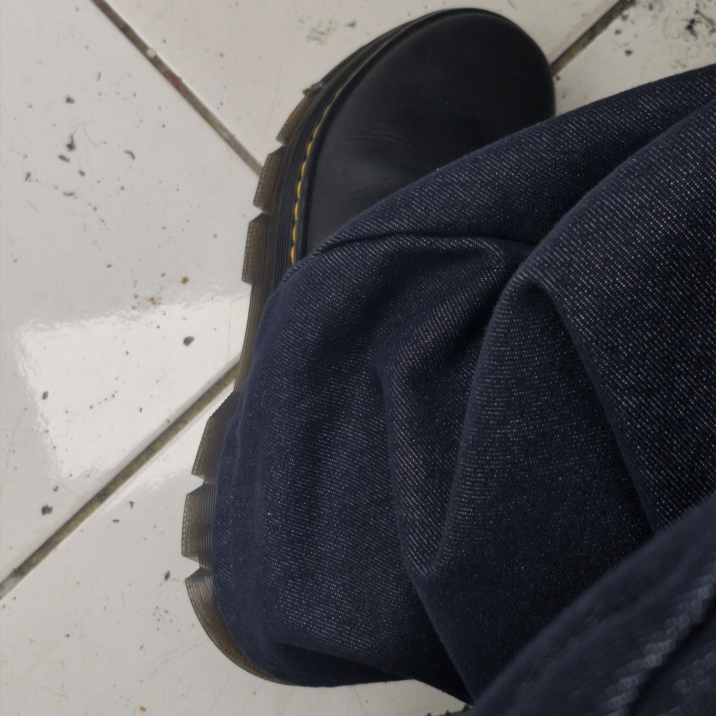 Dr. Martens Embury Leather Chelsea Boots Black 착용 스타일 - 2