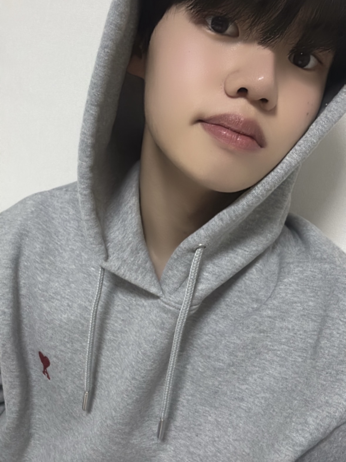 AMI De Coeur Hoodie Heather Grey 착용 스타일 - 2