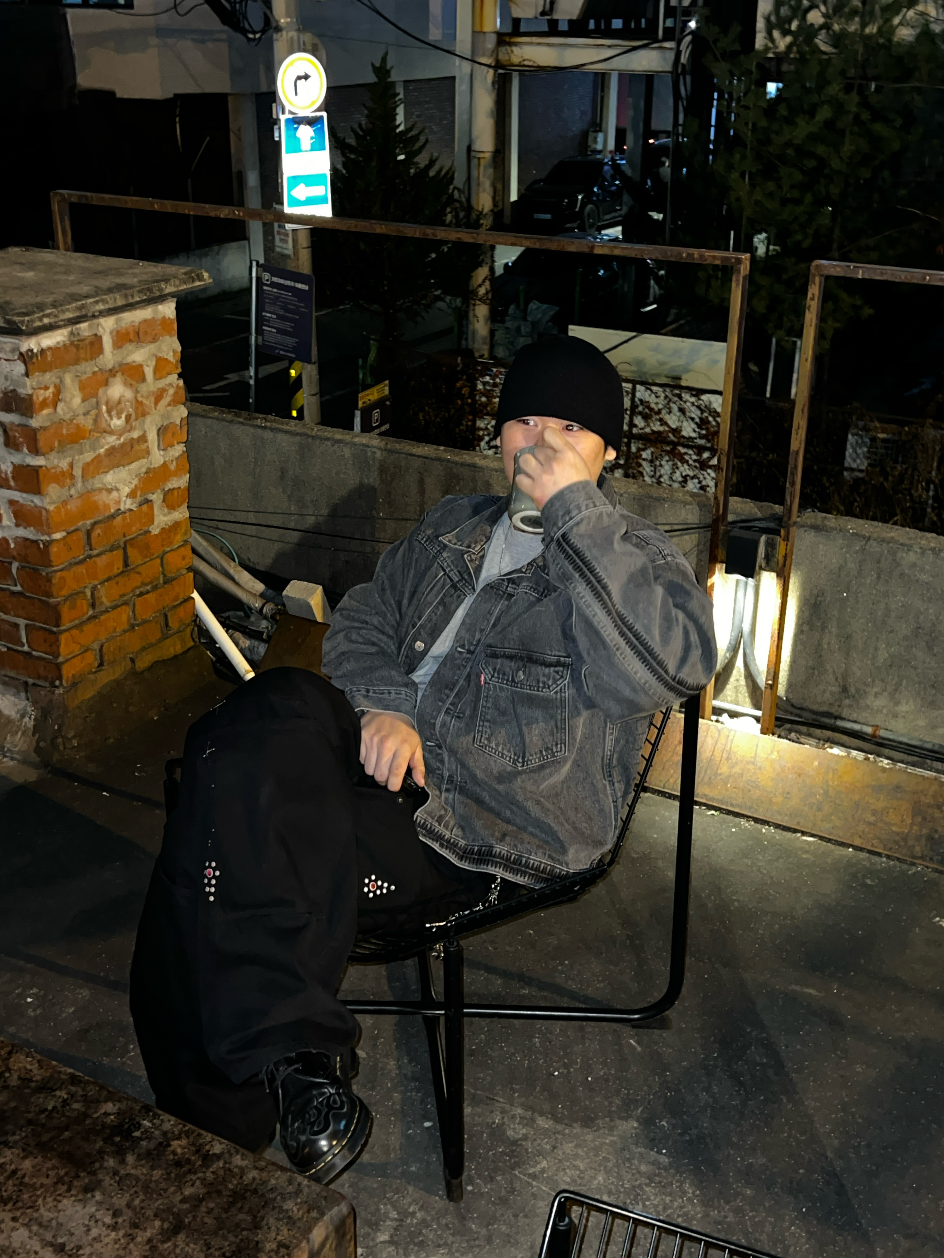 Aoiro Fake Stud Cutted Double Knee Pants Denim Black, Levi’s x Undercover UC1E9202 Jacket Gray 착용 스타일 - 4