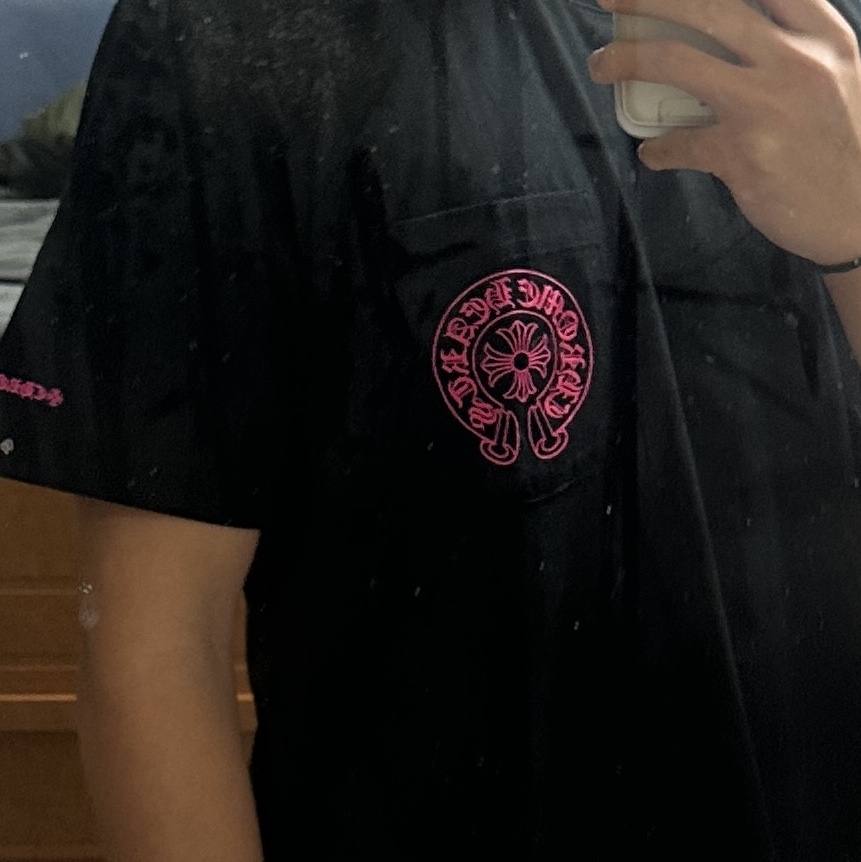 Chrome Hearts Horseshoe Logo T-Shirt Black Pink 착용 스타일 - 2