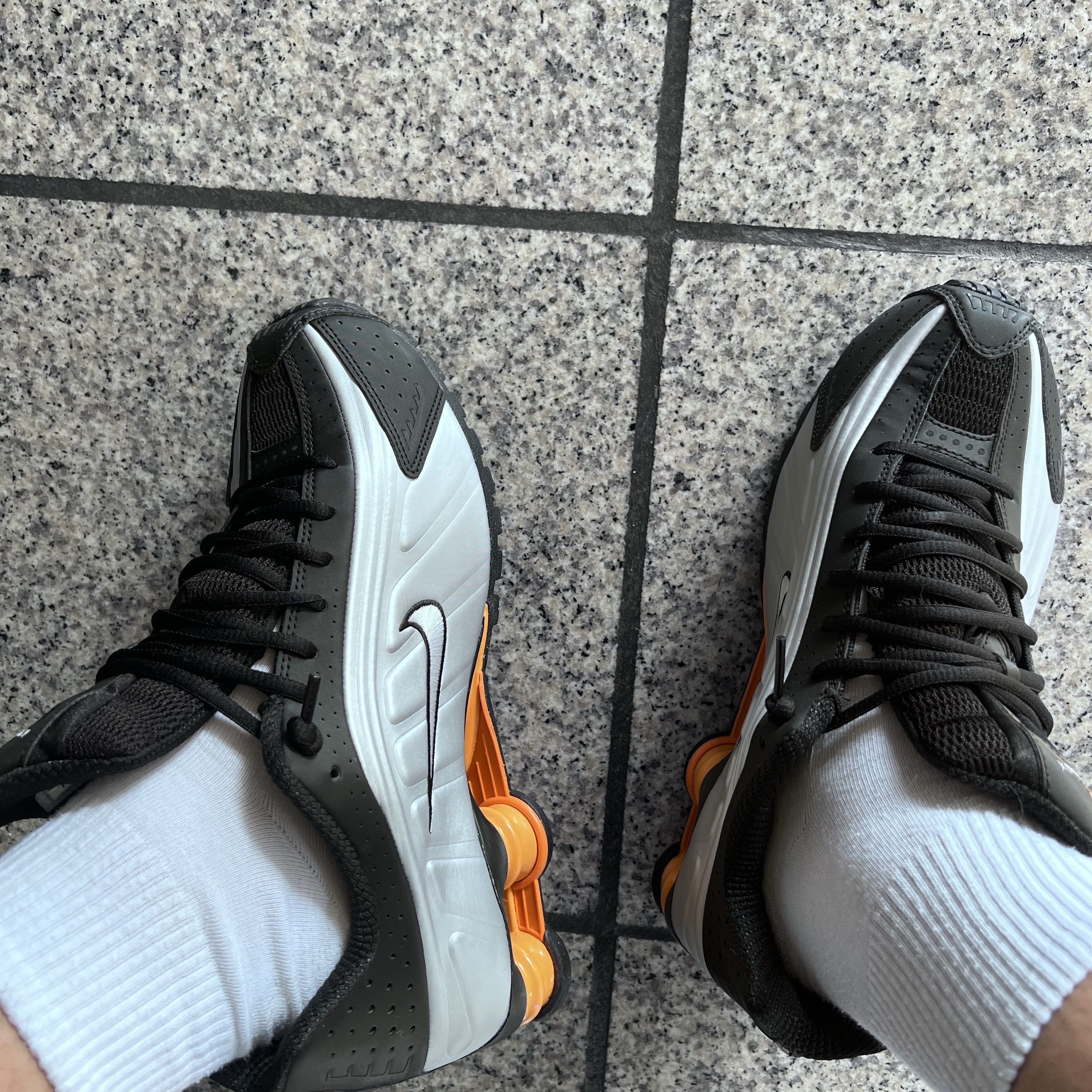 Nike Shox R4 Black Vast Grey 착용 스타일