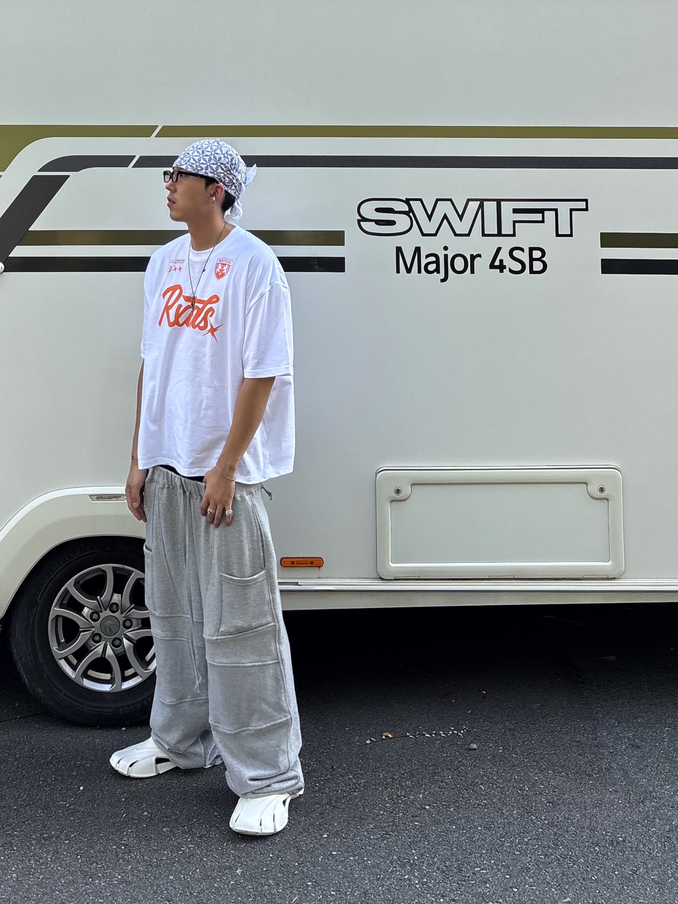 Balenciaga Rubber Mold Closed Beige, Wapworks Biker Sweat Pants Grey 착용 스타일 - 3